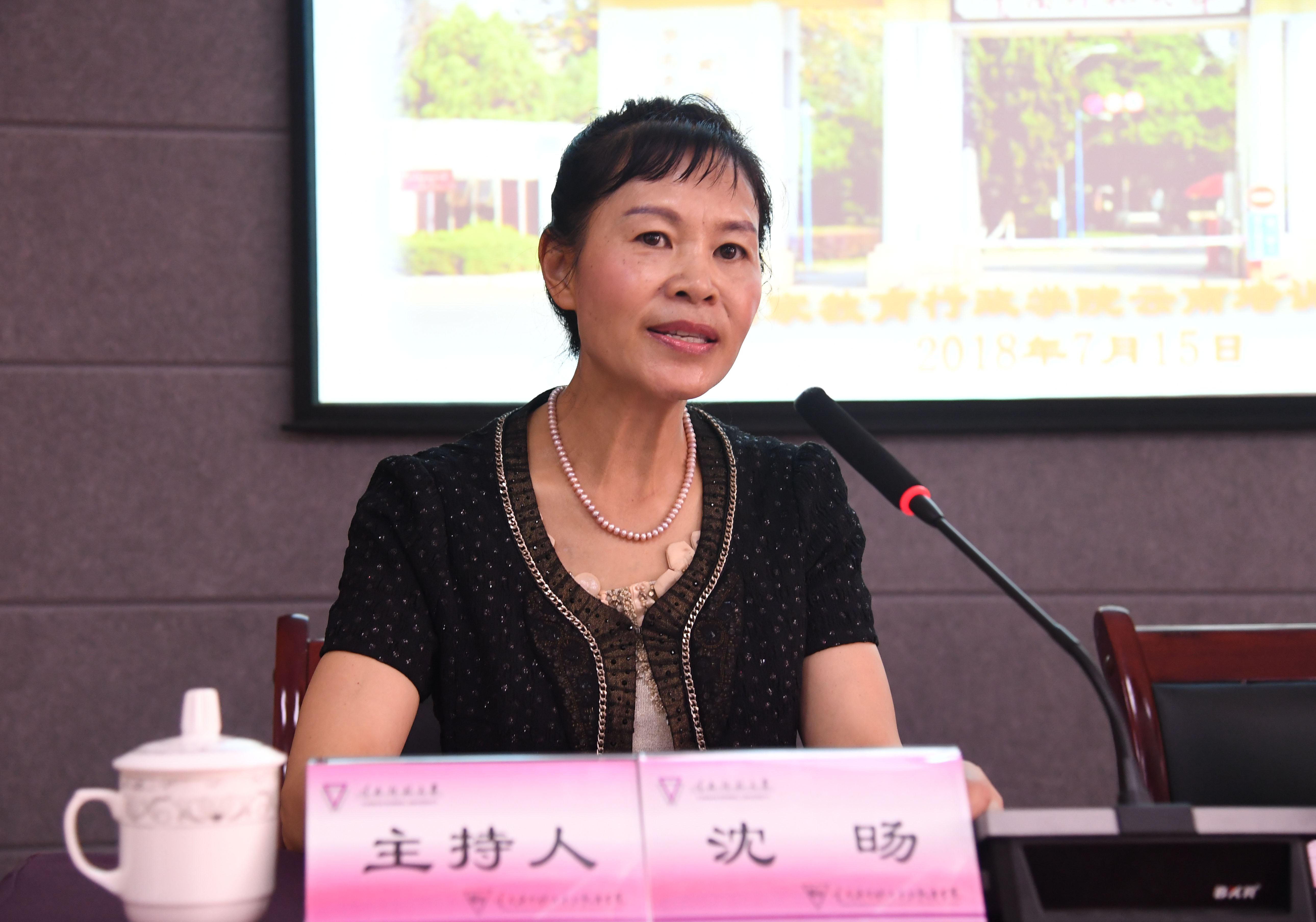 4国家教育行政学院云南培训基地办公室主任、云南西南联大干部教育学院专职副院长沈旸主持开班仪式.JPG
