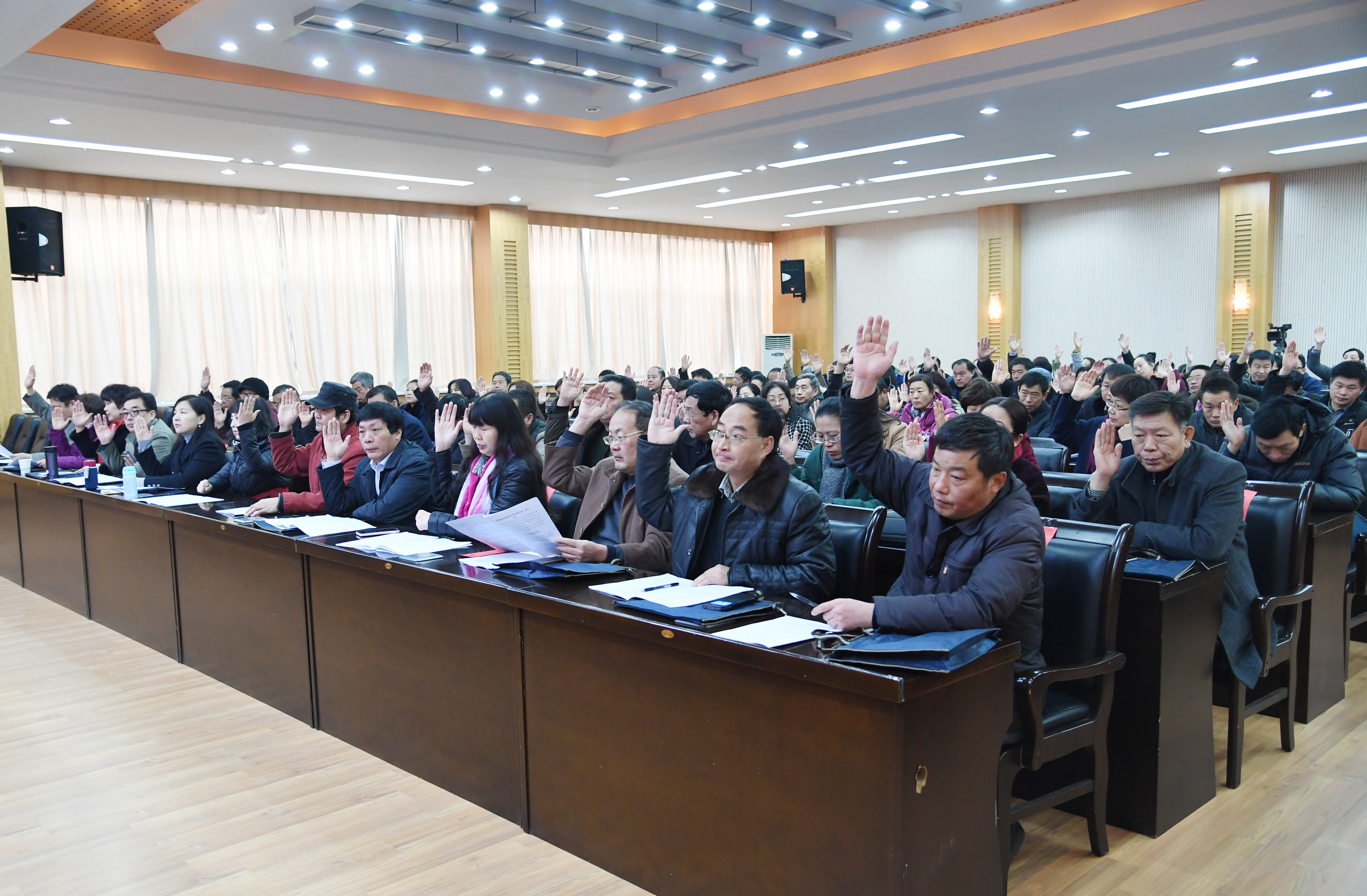 8全体与会代表表决通过《南阳师范学院绩效工资分配方案（试行）》（草案）和会议决议.jpg