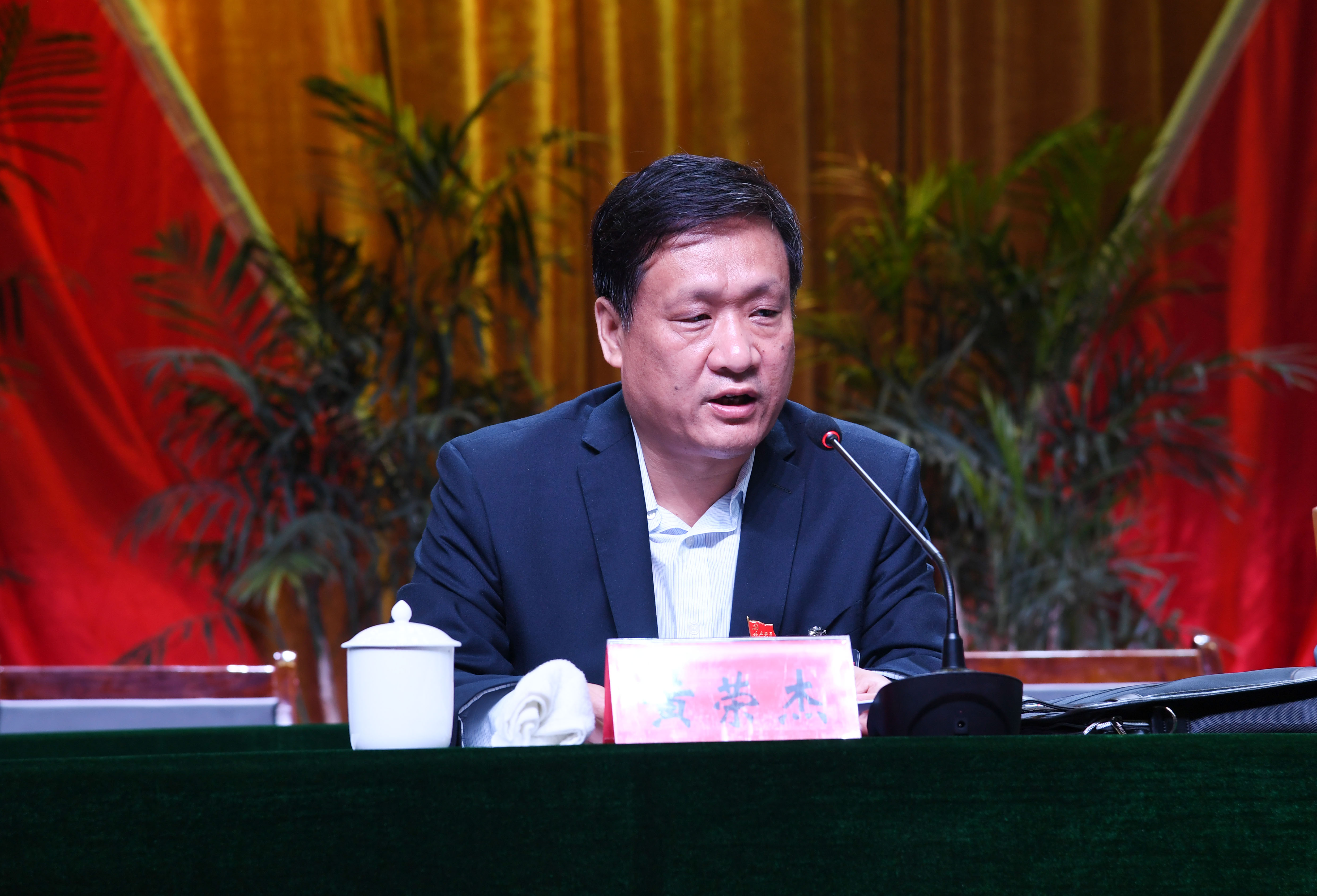 2党委书记黄荣杰主持会议.JPG