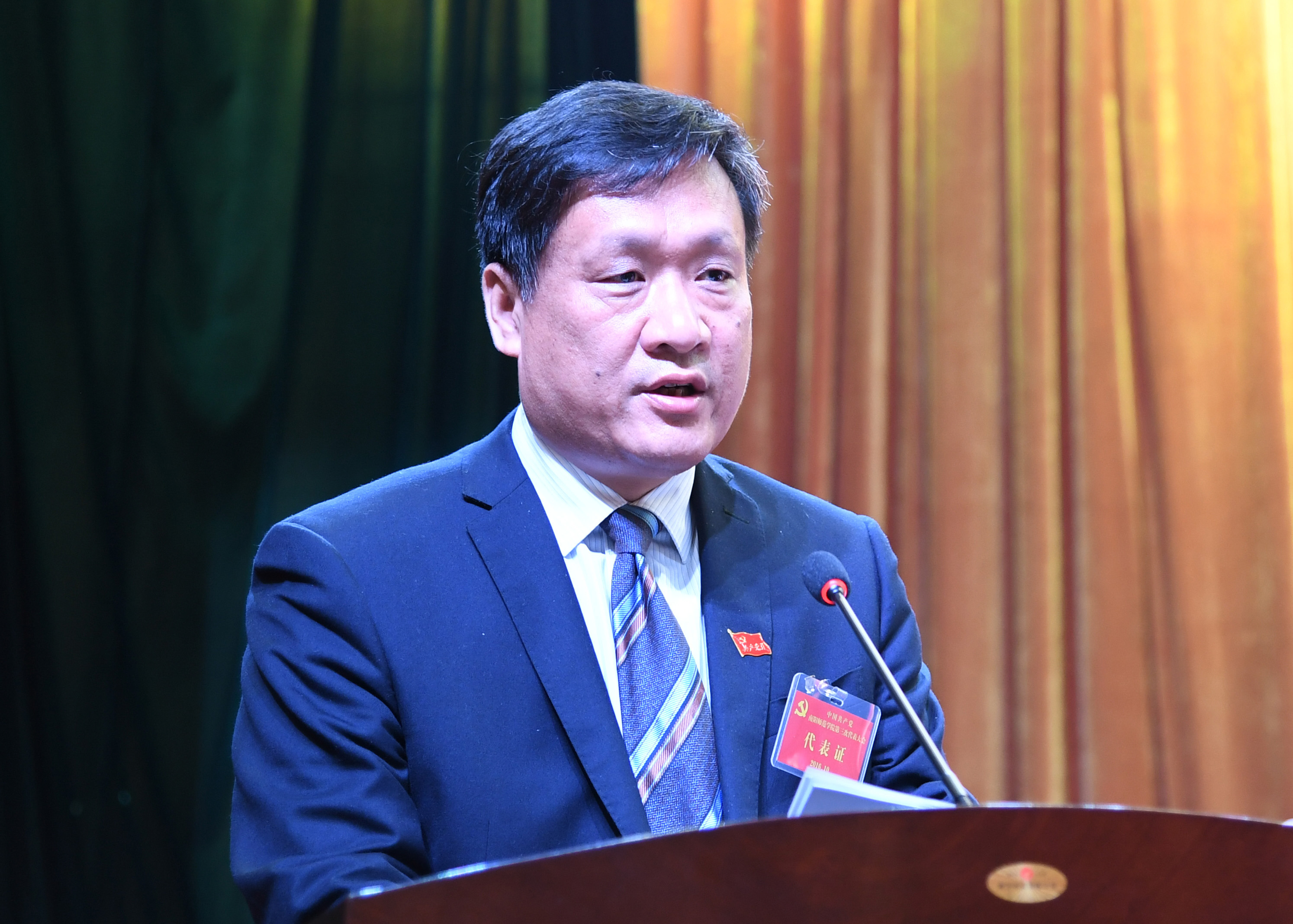 5党委书记黄荣杰作党委工作报告.jpg