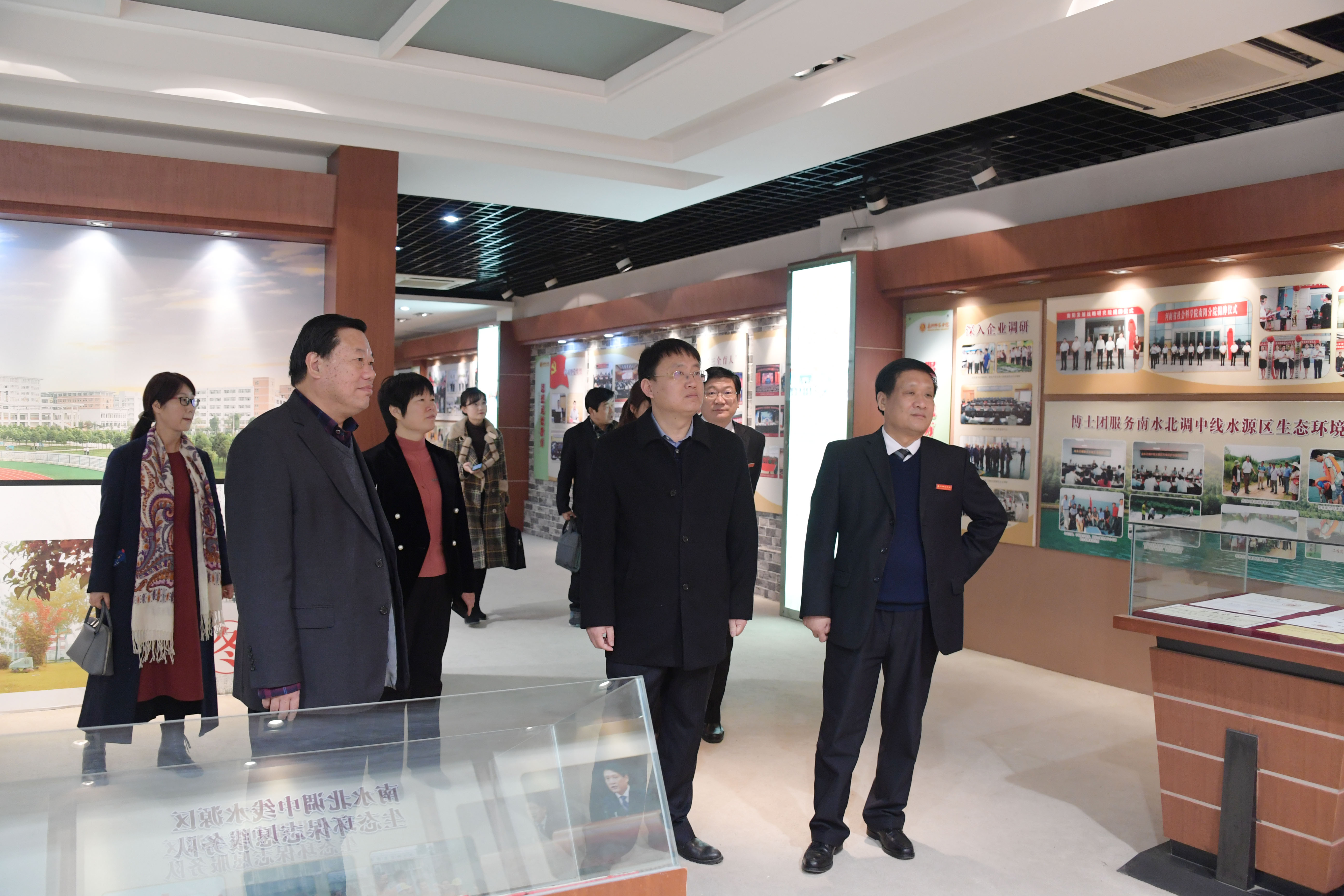 实地查看南阳师院精神文明展馆.JPG