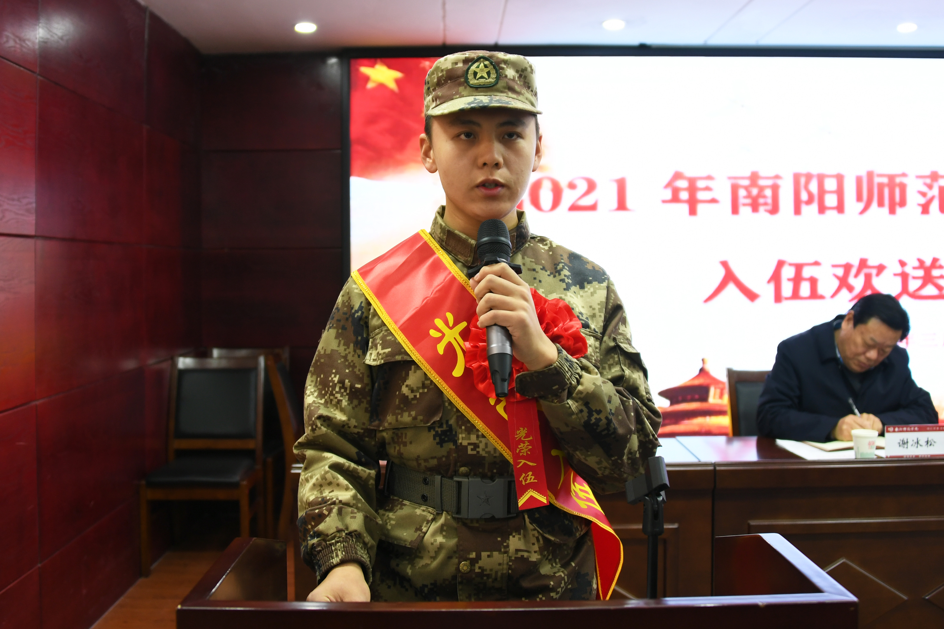 7入伍大学生杨宽代表全体新兵发言.jpg