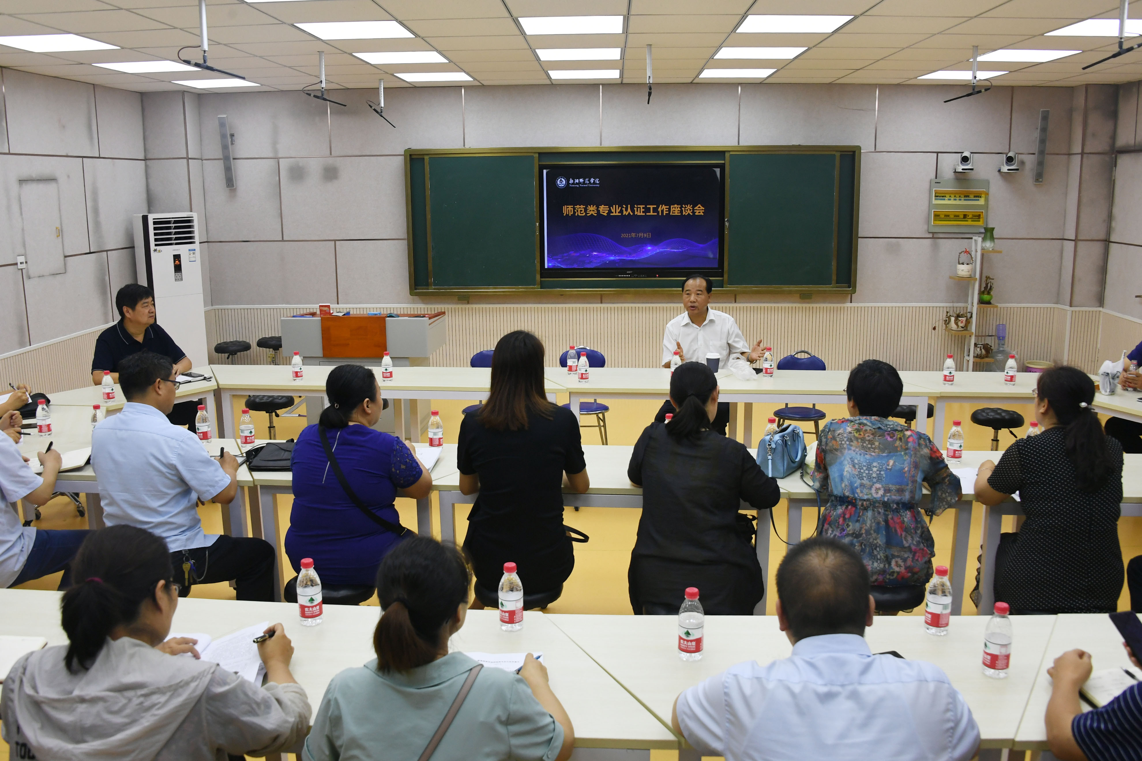 5.座谈会现场.jpg