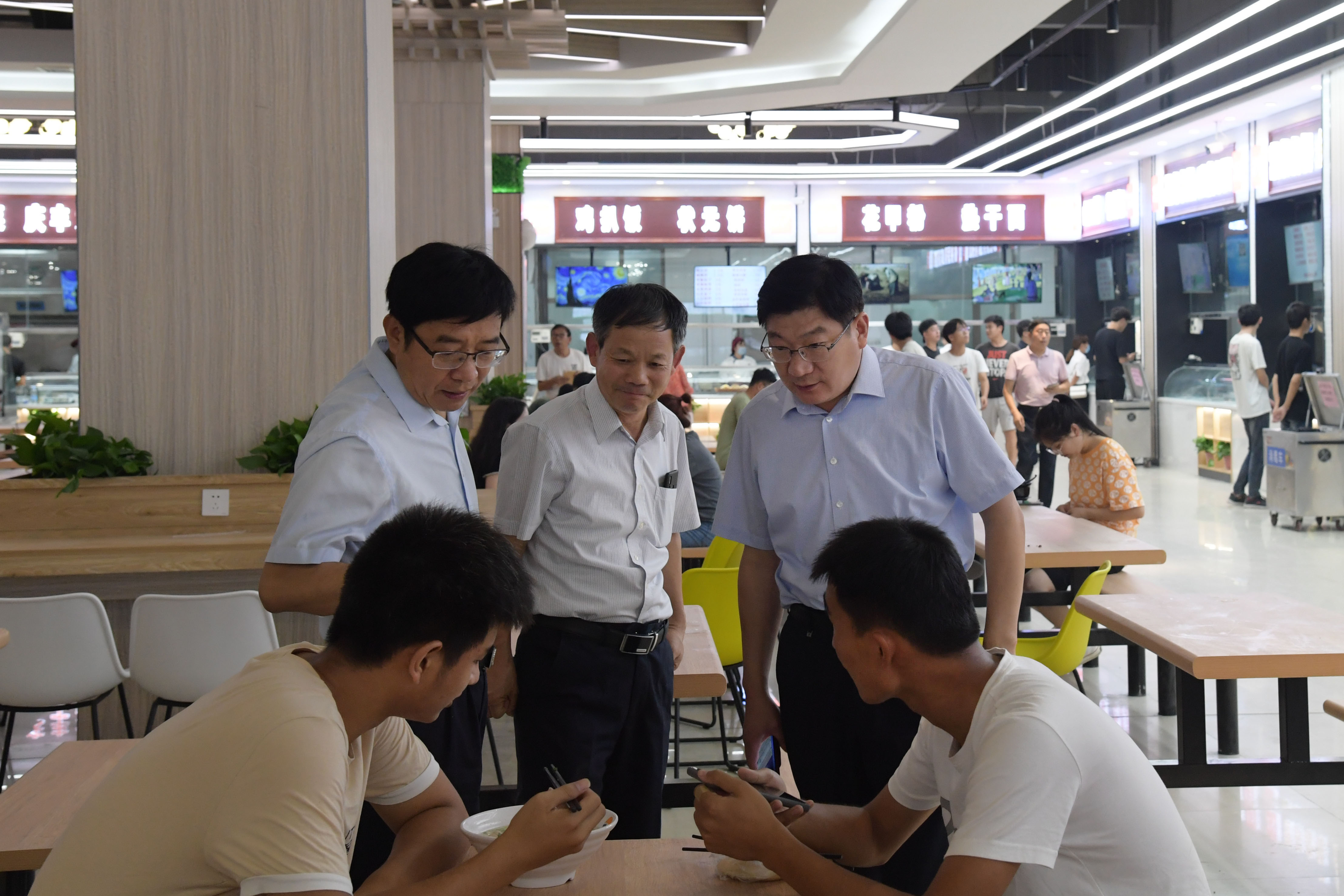 和就餐学生亲切交流.JPG