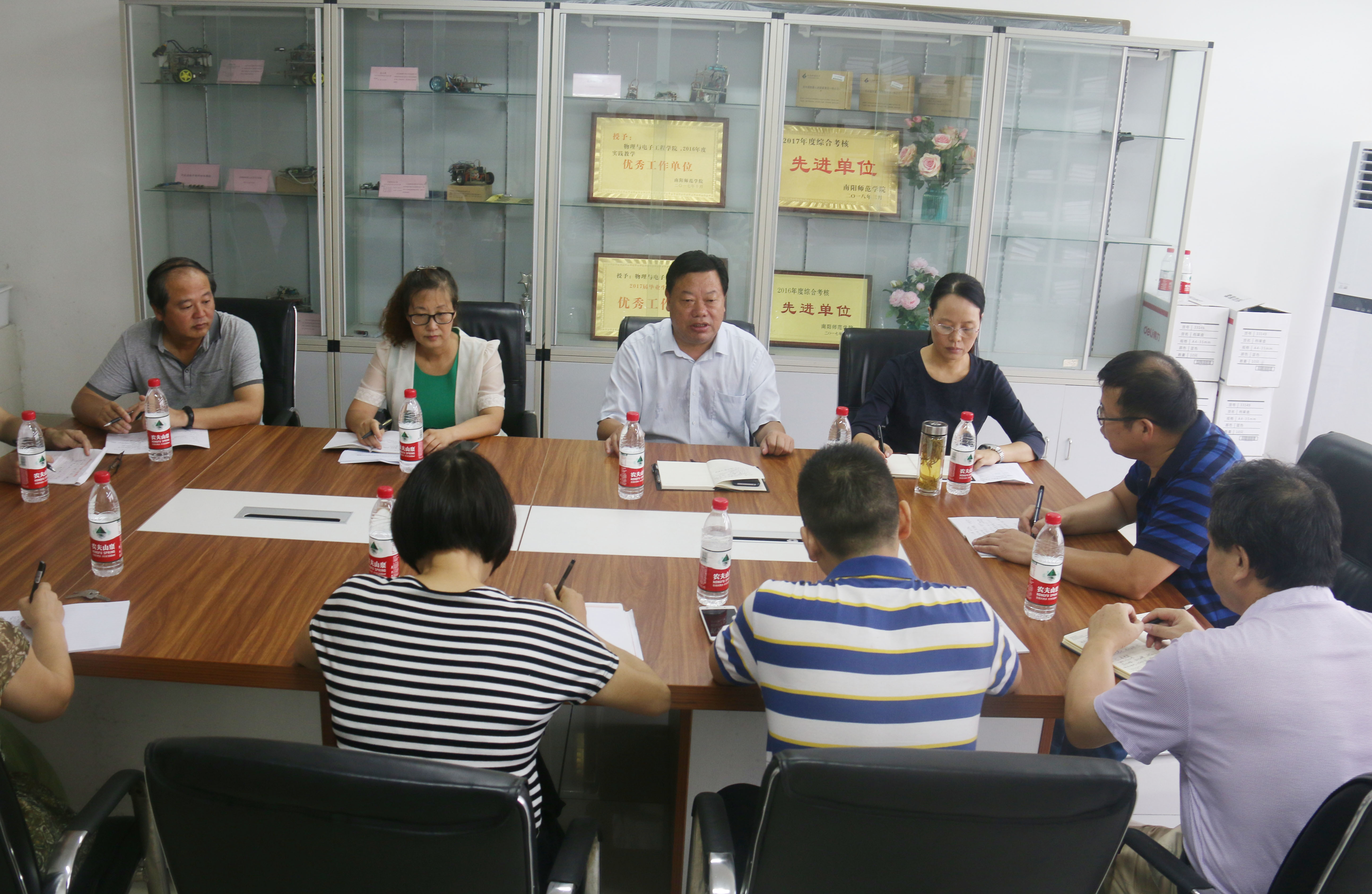 4深入物理与电子工程学院调研.JPG