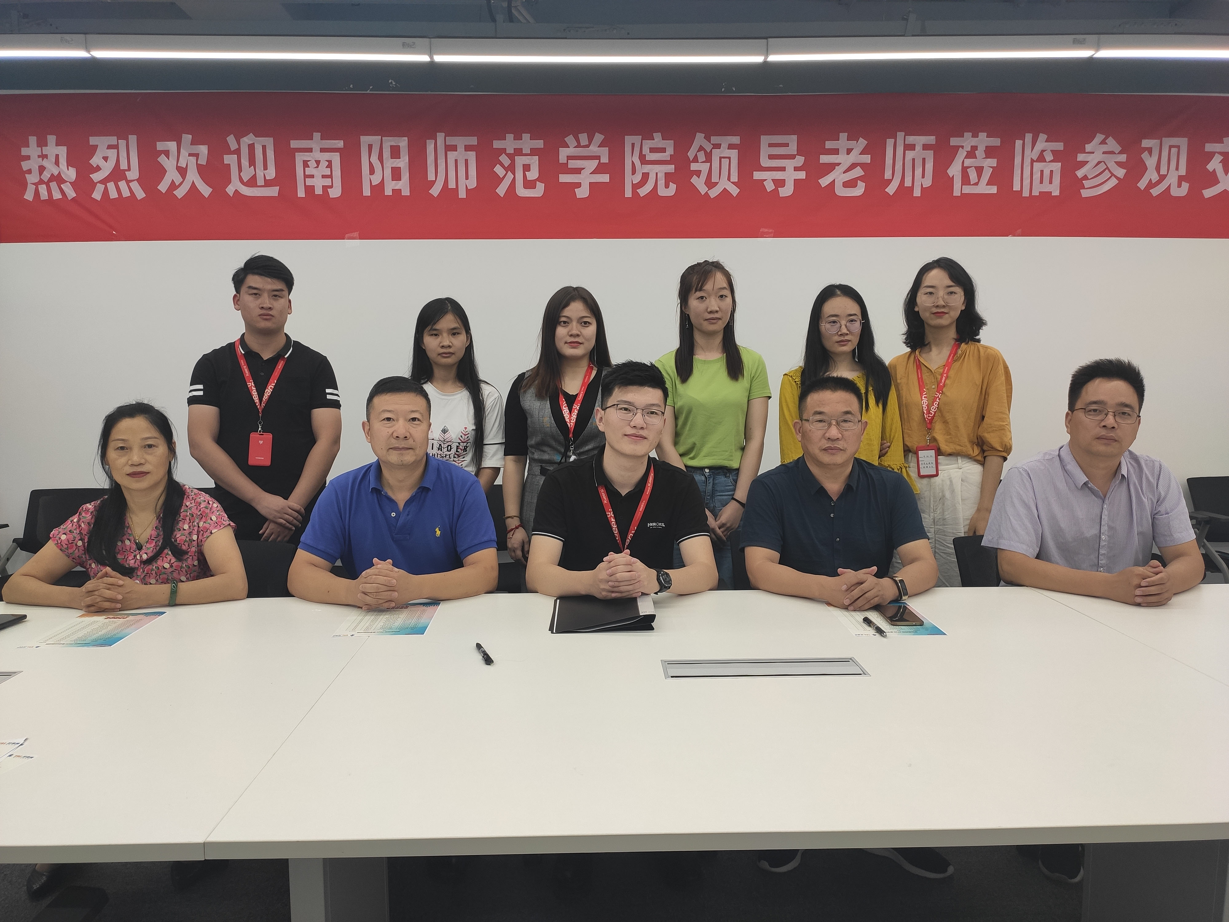 3.在学而思网校与我校部分毕业生合影.jpg