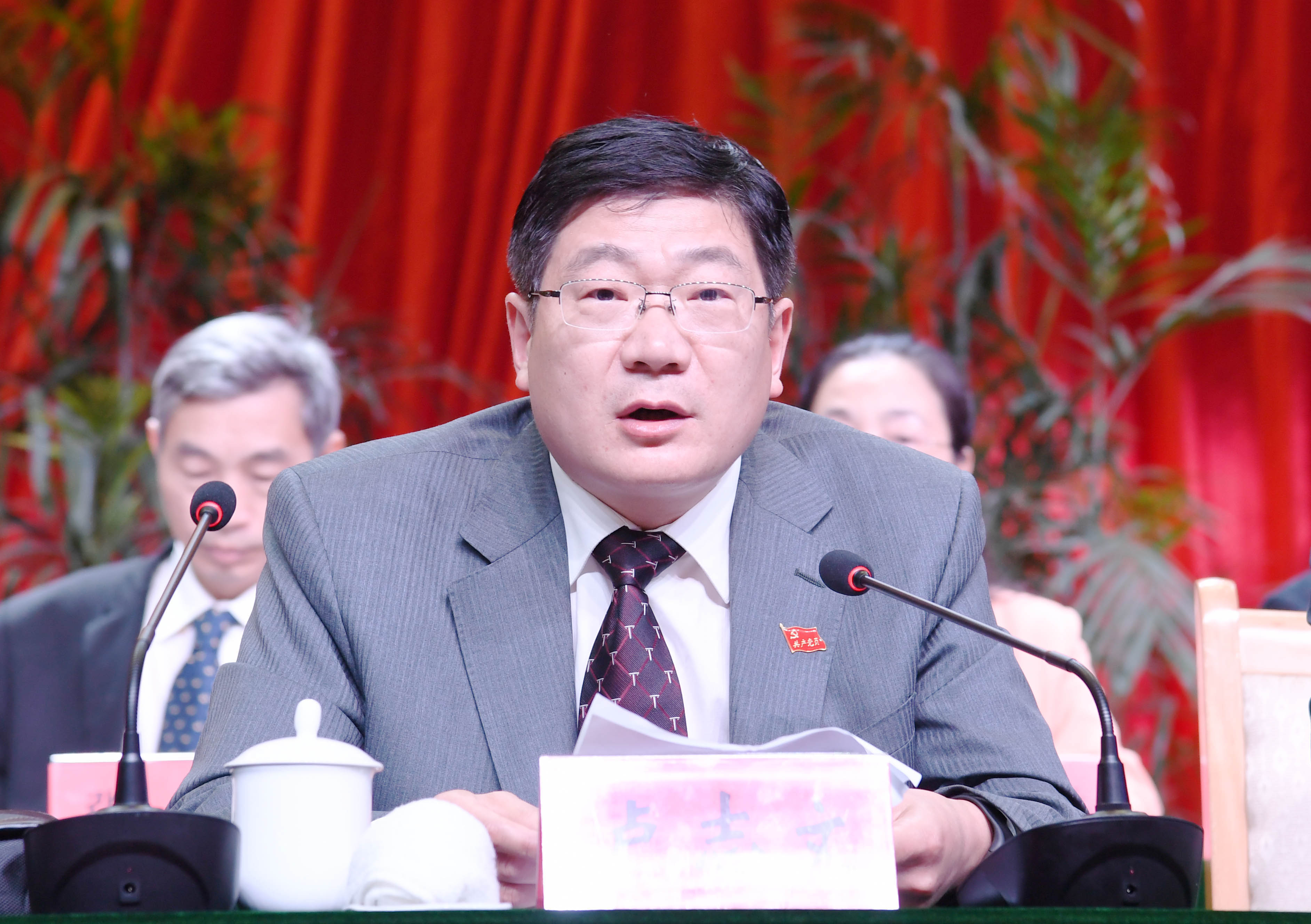 7大会主席团秘书长、校党委副书记、纪委书记卢志文主持开幕式.jpg