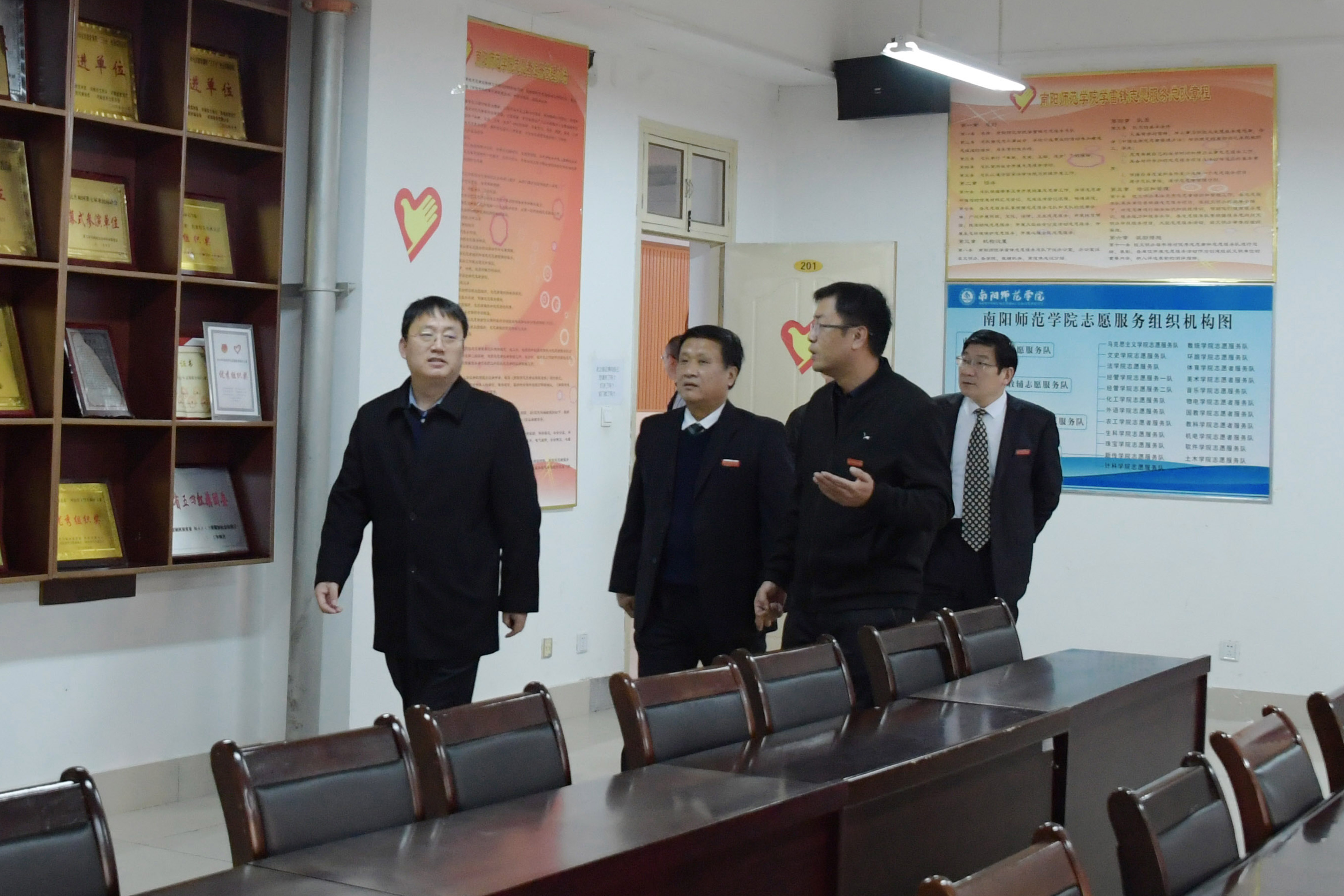 实地考察学校志愿服务总站.jpg
