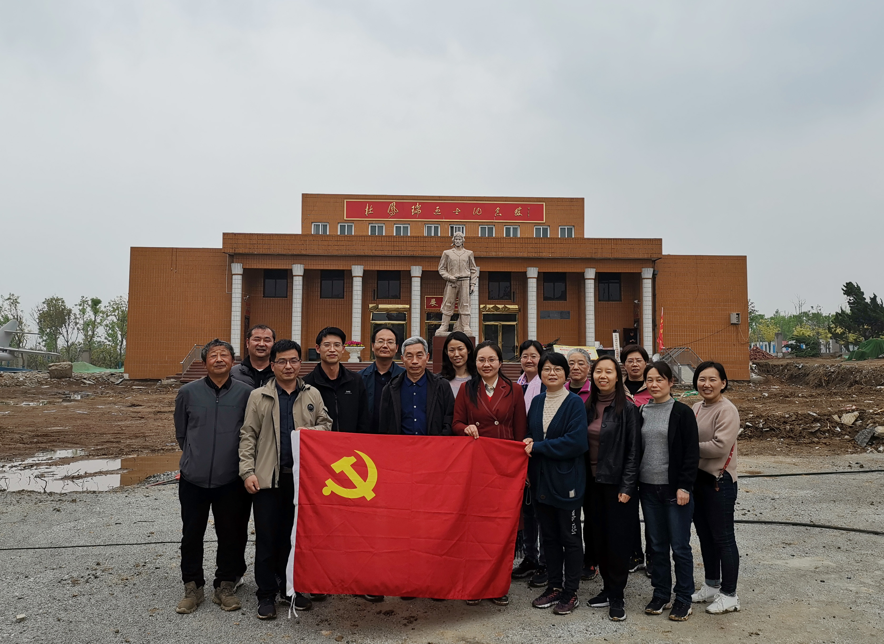 2.文学院组织教工党支部赴方城杜凤瑞革命纪念馆开展主题党日活动。.jpg