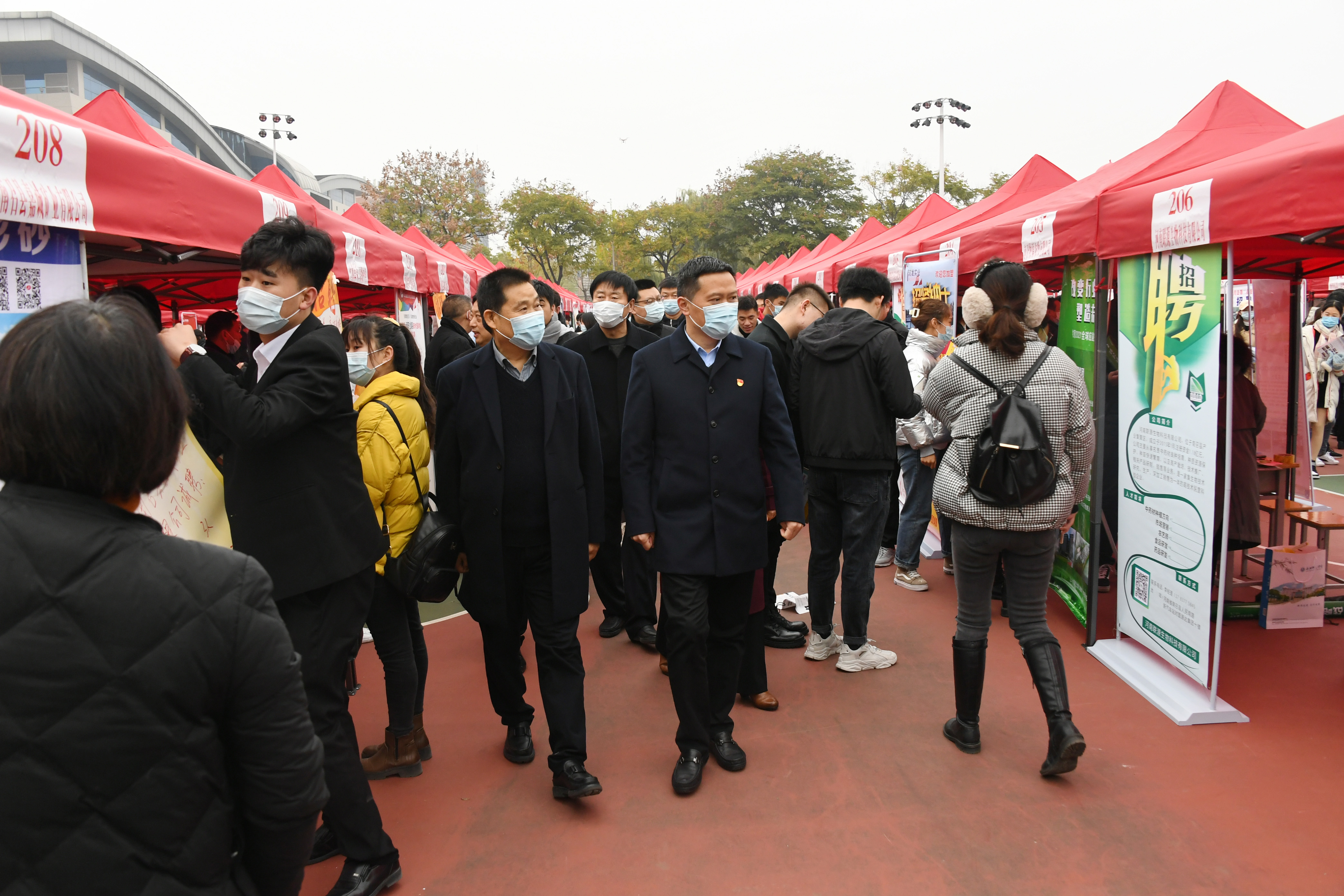 5与会领导深入现场了解招聘会情况.jpg