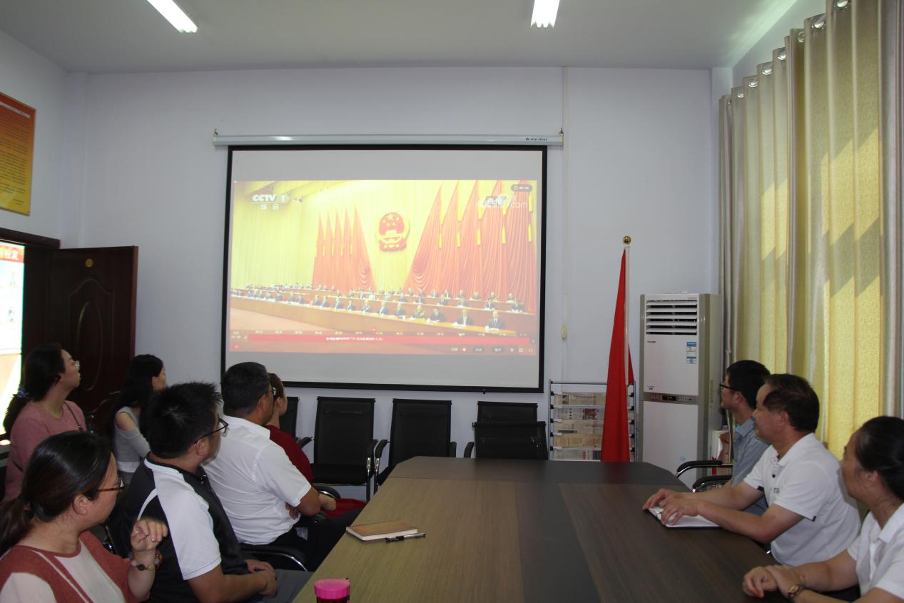 珠宝玉雕学院组织收看全国抗击新冠肺炎疫情表彰大会直播..jpg