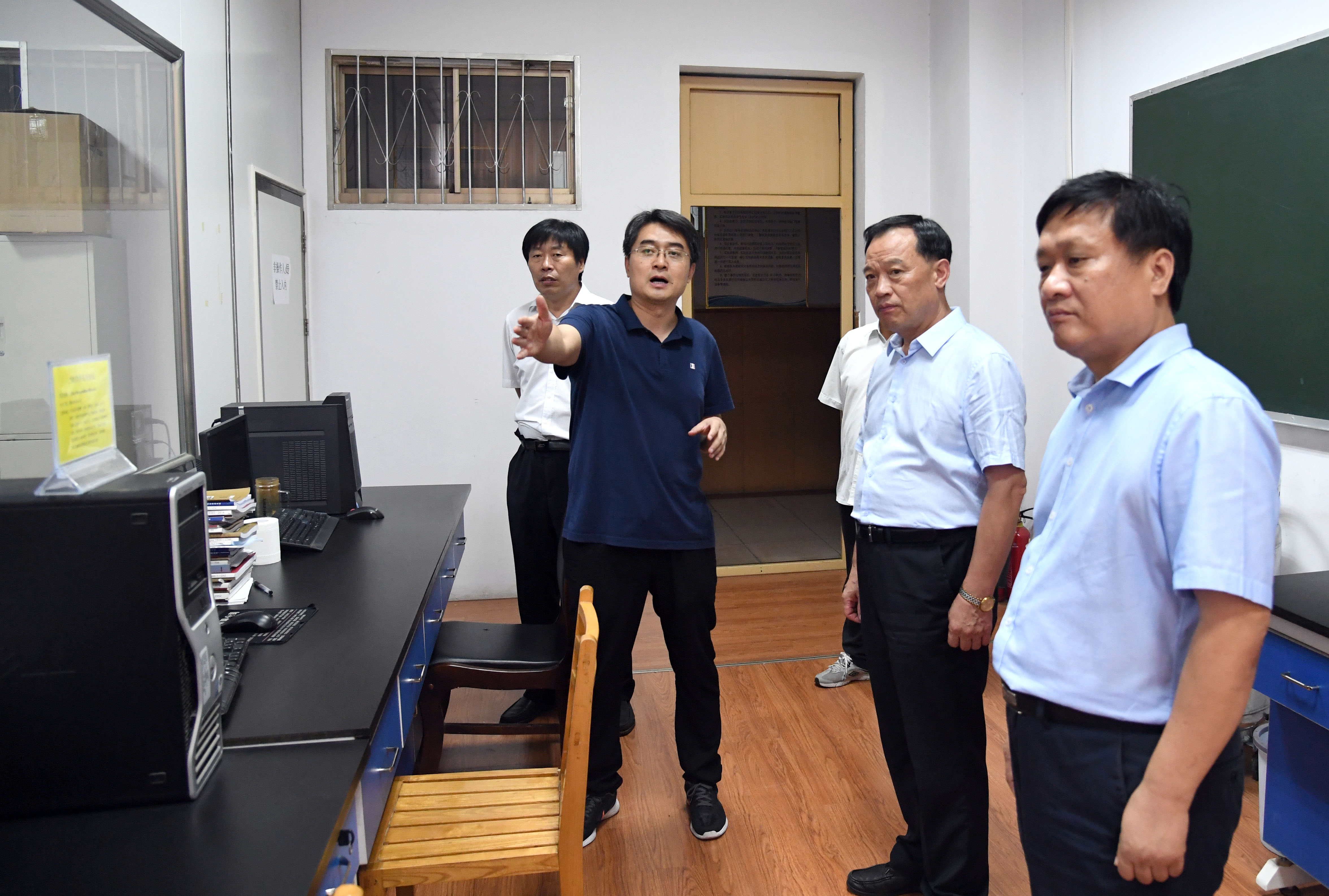 8调研组在南水北调中线水源区水安全河南省协同创新中心调研.JPG