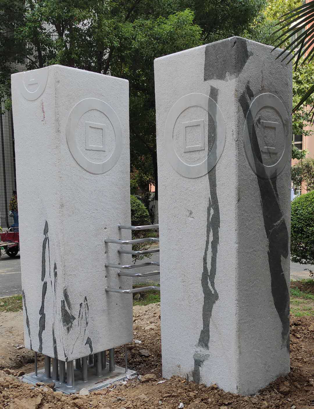 我校教师周子强雕塑作品入选南阳市财政局环境雕塑设计.jpg