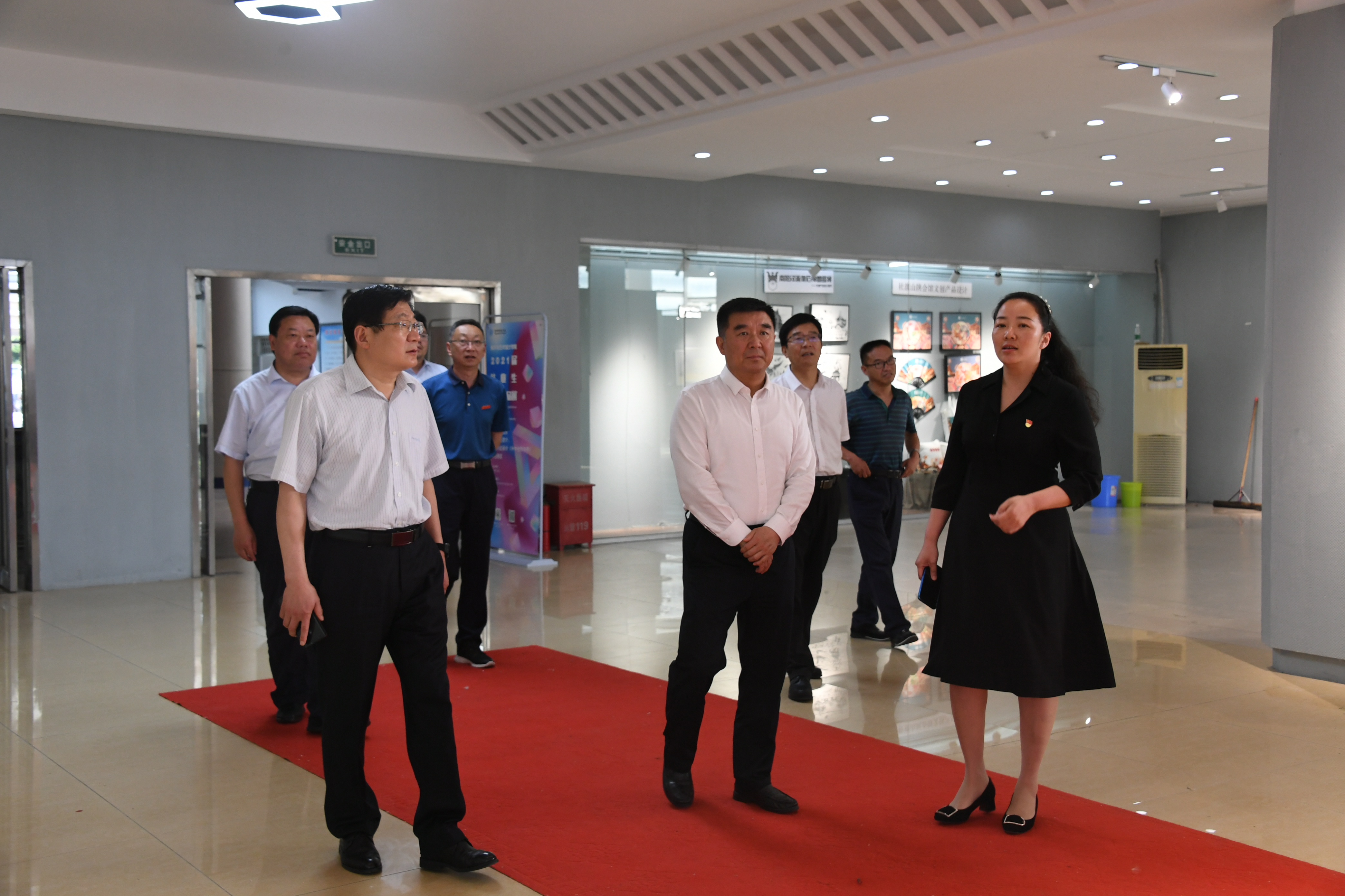 4.观看美术馆学生毕业作品展.JPG
