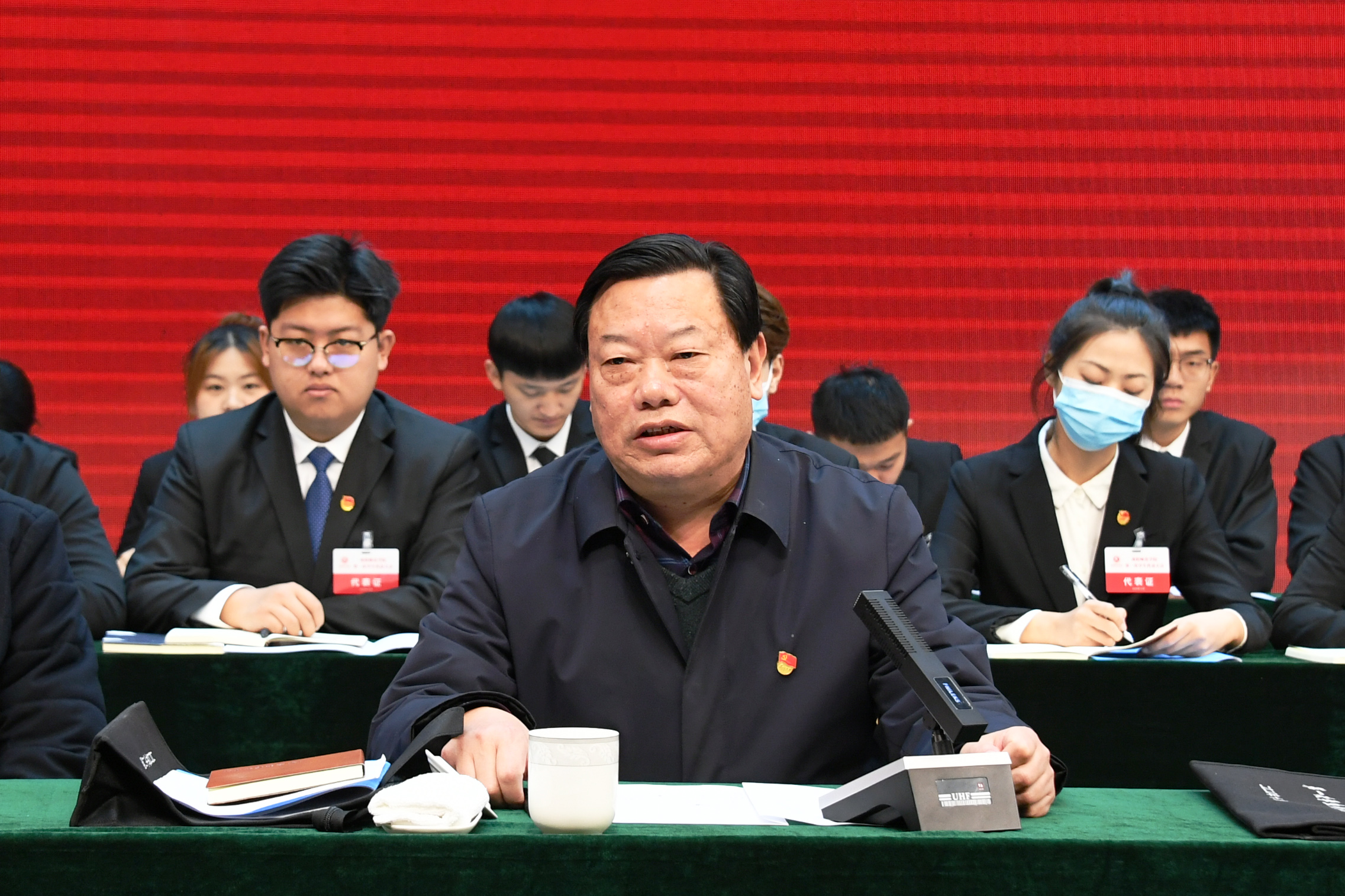 3校党委副书记谢冰松主持会议.jpg
