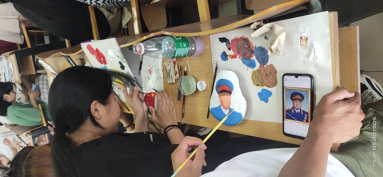 2.学生认真作画.jpg