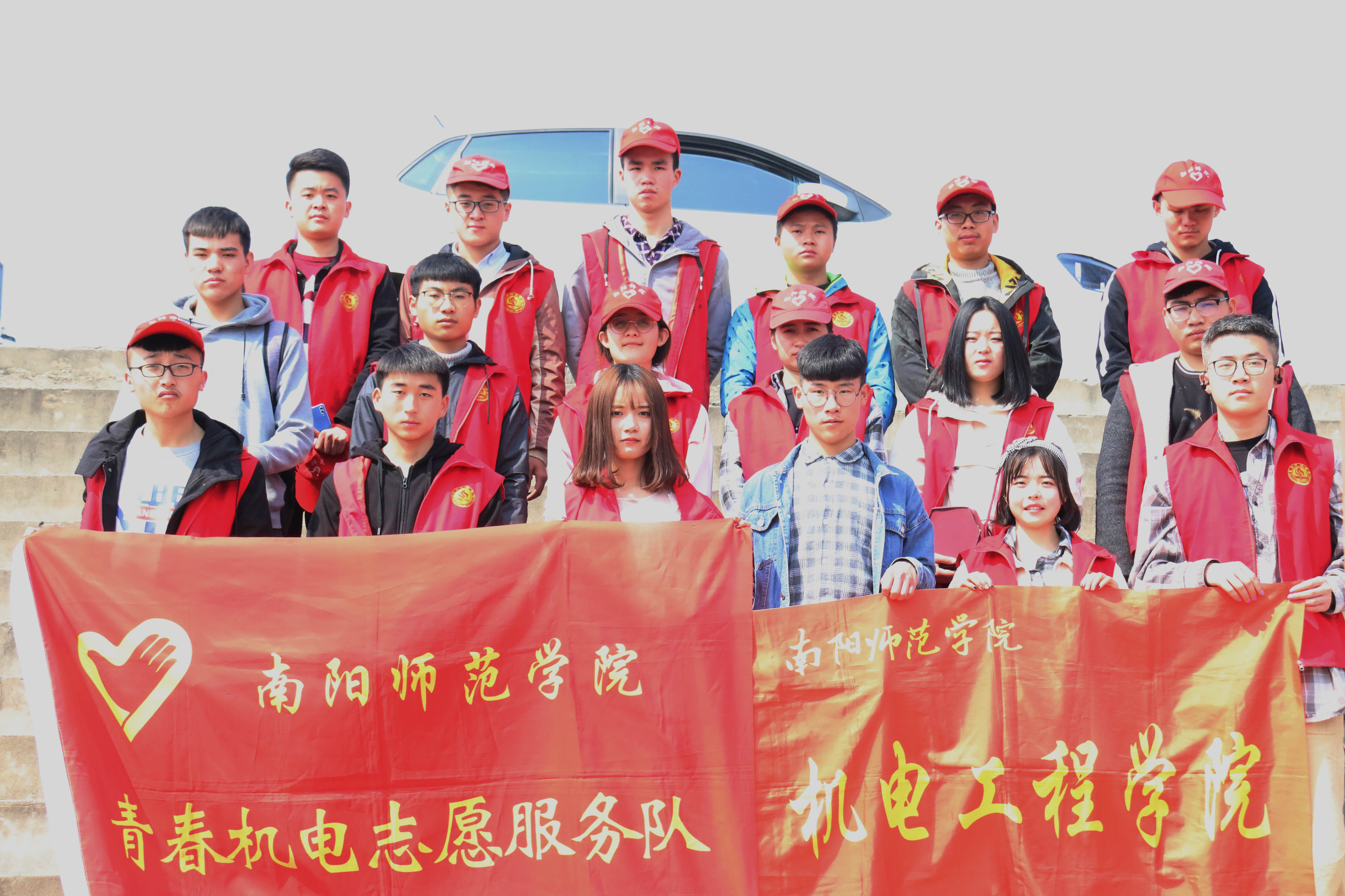 1机电工程学院在南阳市白河附近开展“保护白河”志愿服务活动.JPG