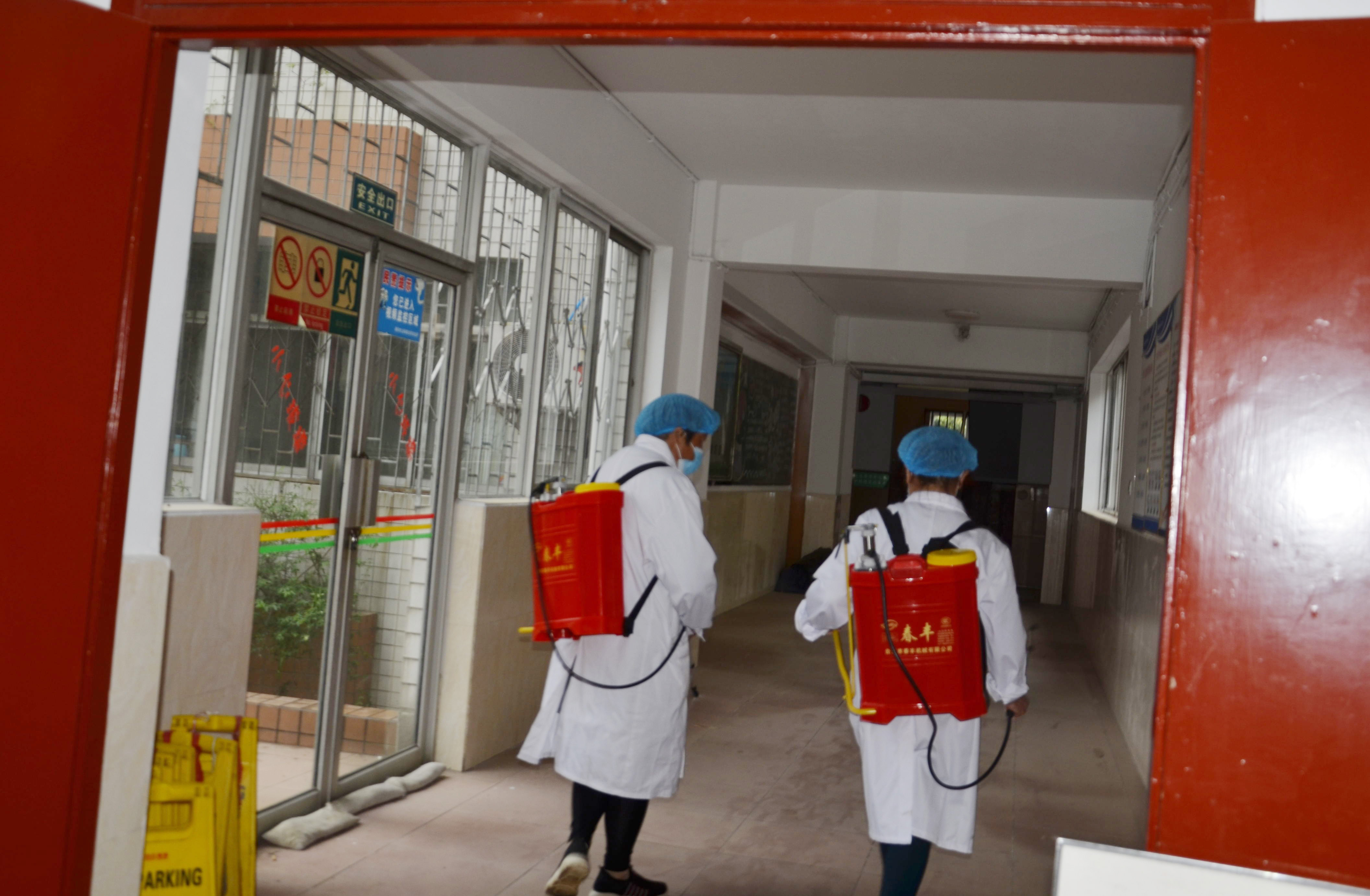 对学生公寓进行消杀.jpg