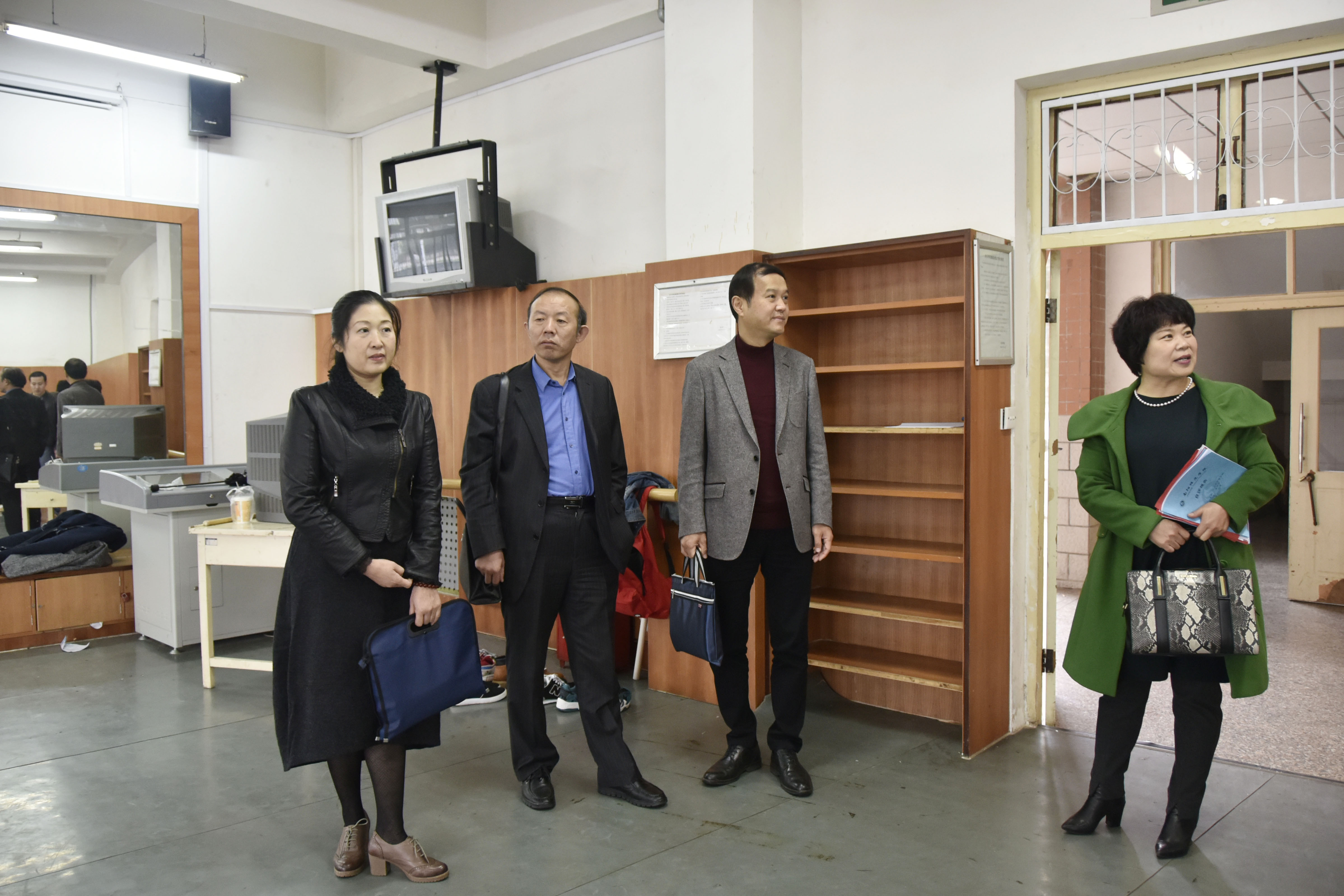 4专家组考察学生艺术教育活动场馆设施.JPG