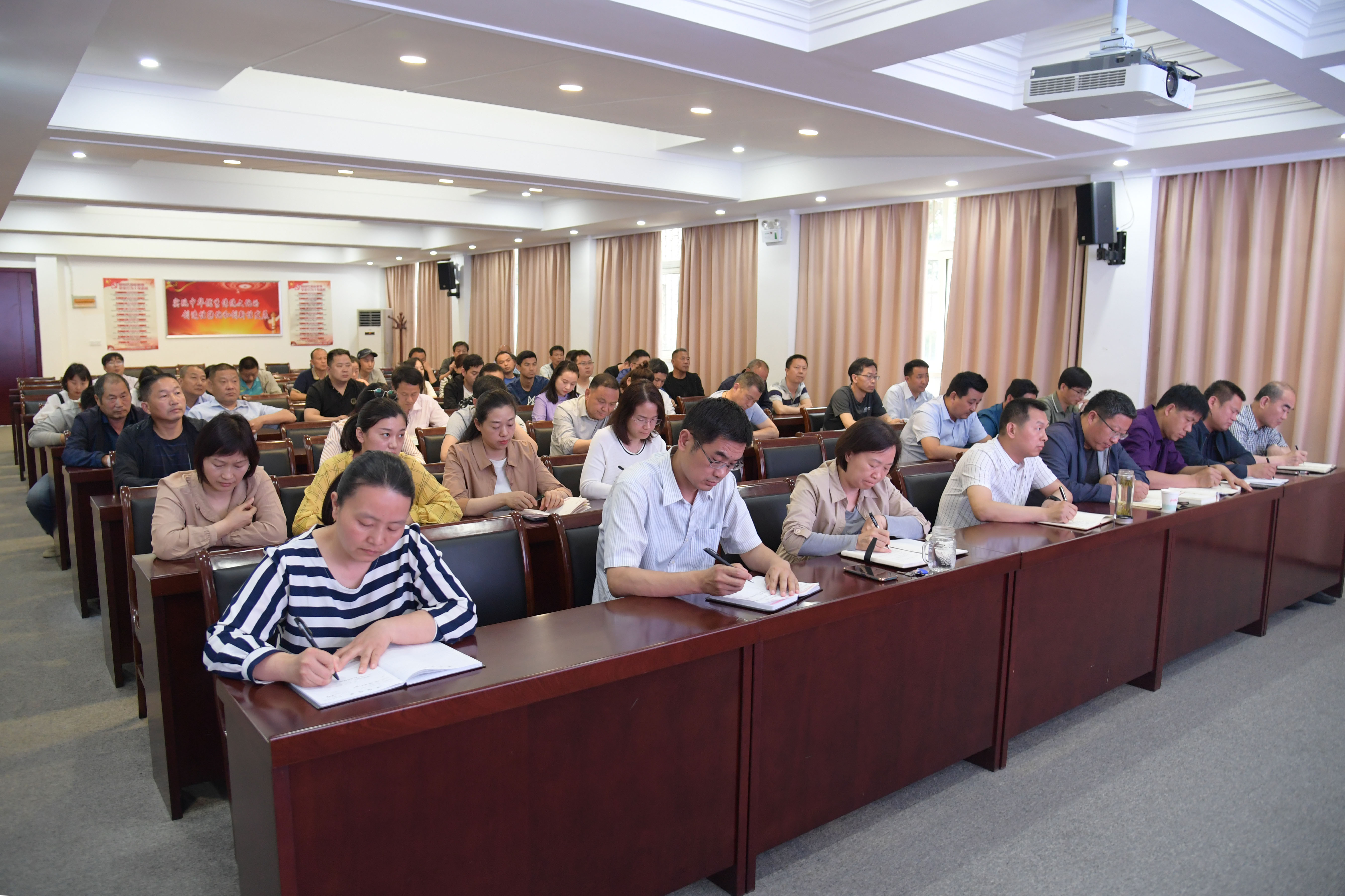 3.报告现场.jpg
