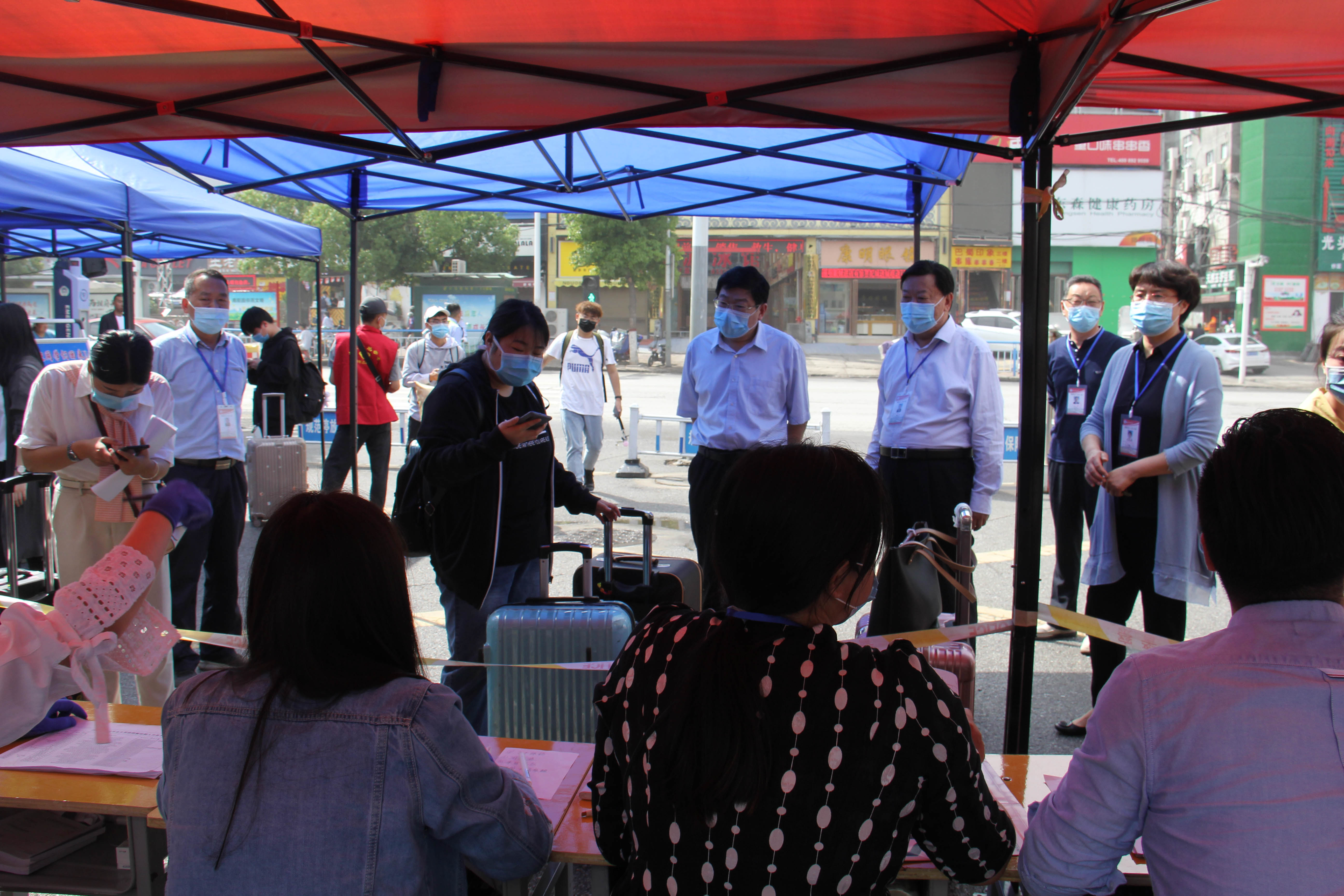 1校领导一行在校大门外报到现场.jpg