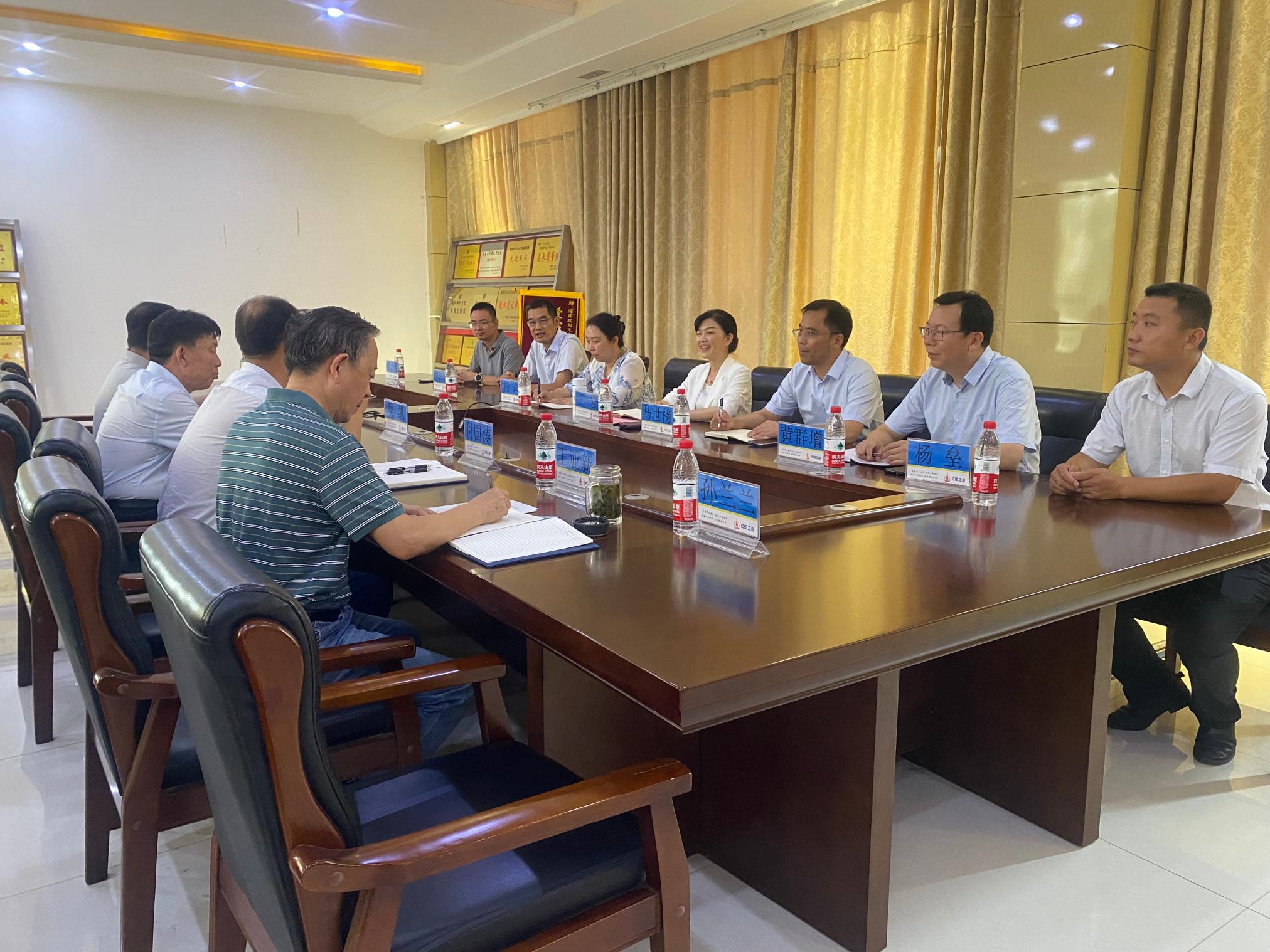 座谈会.jpg