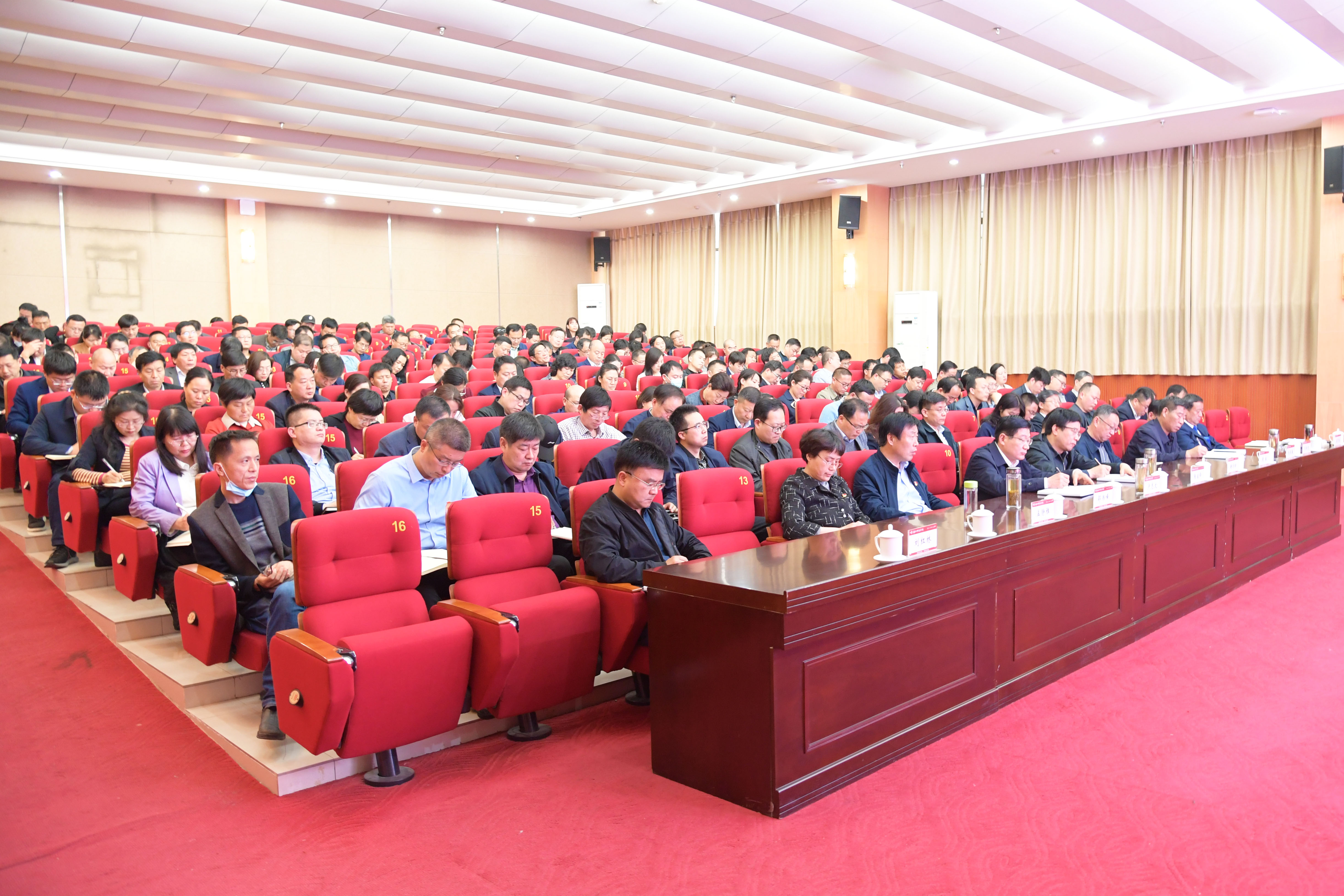 4报告会现场.jpg