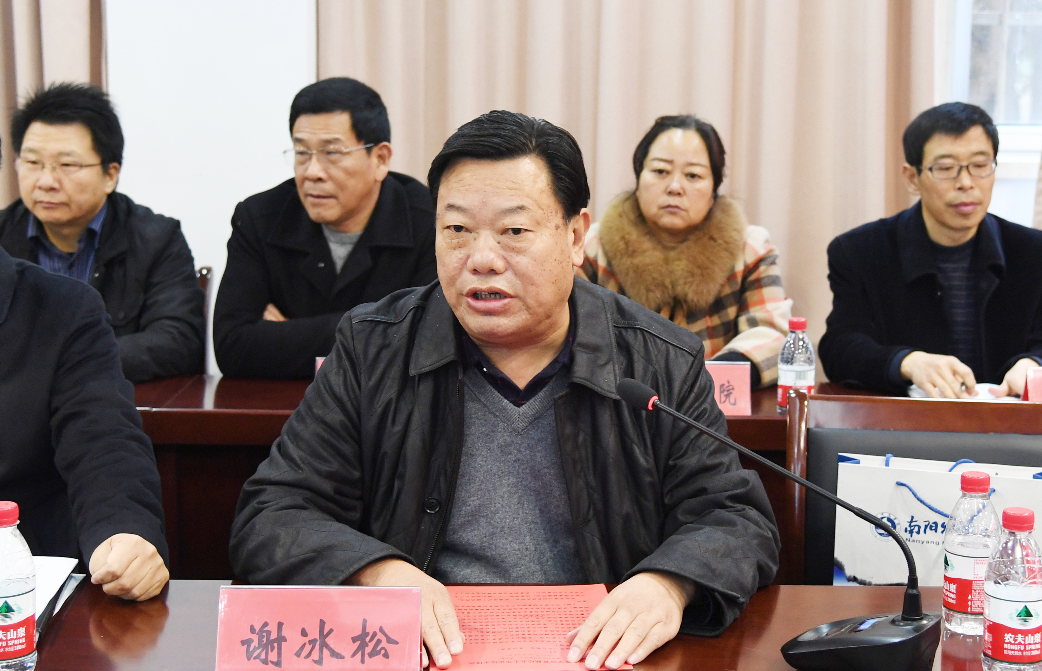 3副校长谢冰松主持大会.JPG