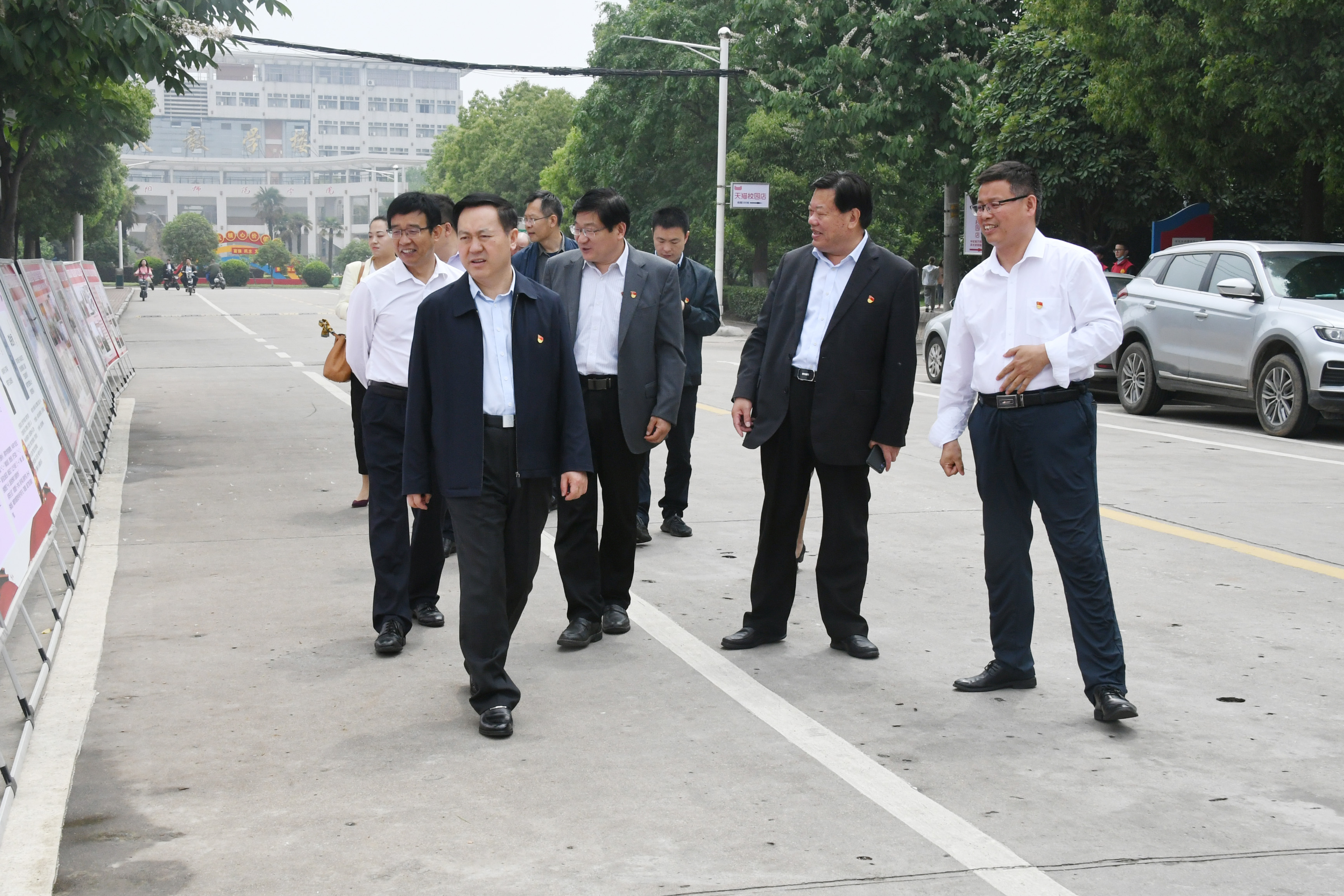 9在学生事务服务大厅前参观校团委主题展示.jpg
