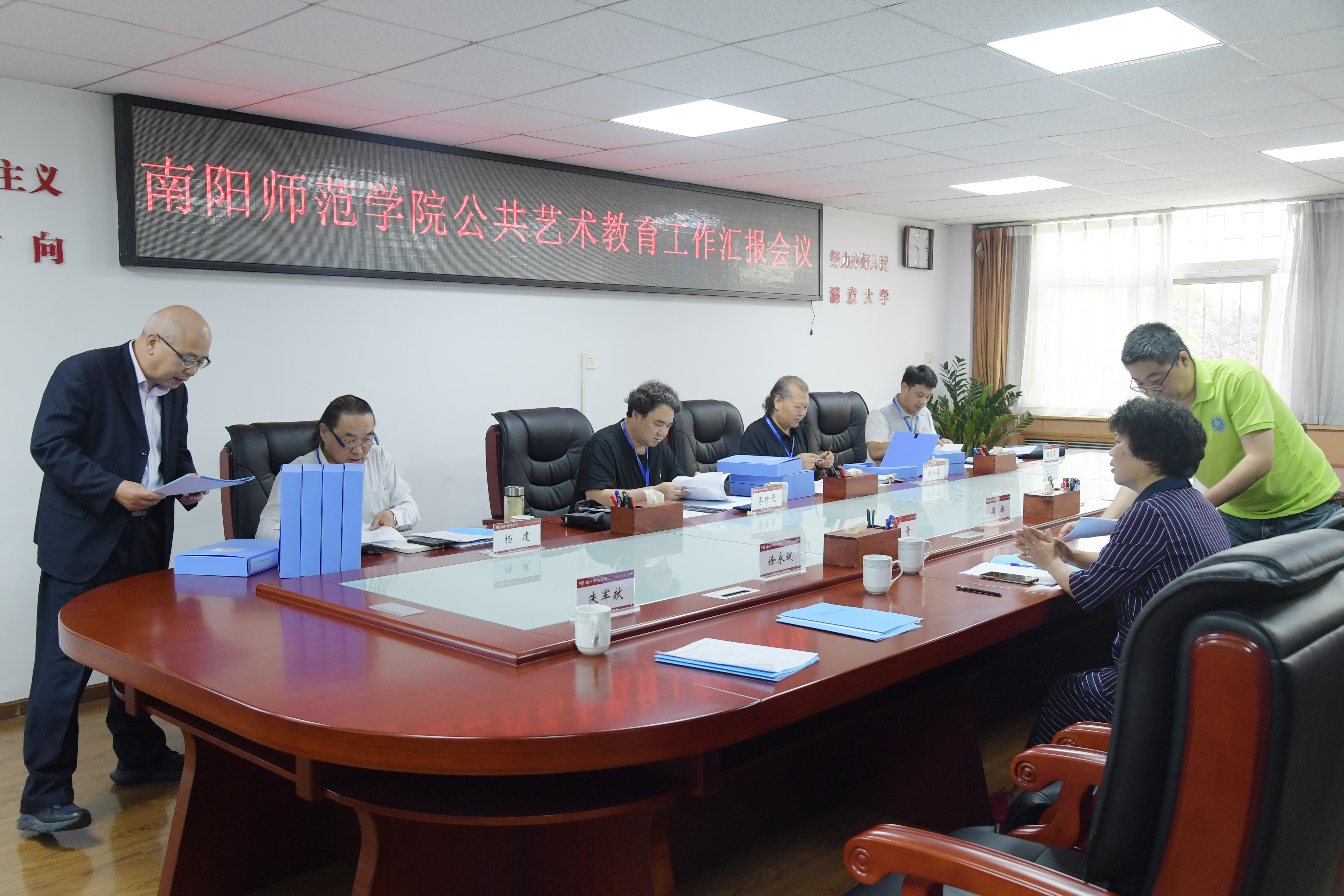 3.评估专家组查阅档案资料.JPG