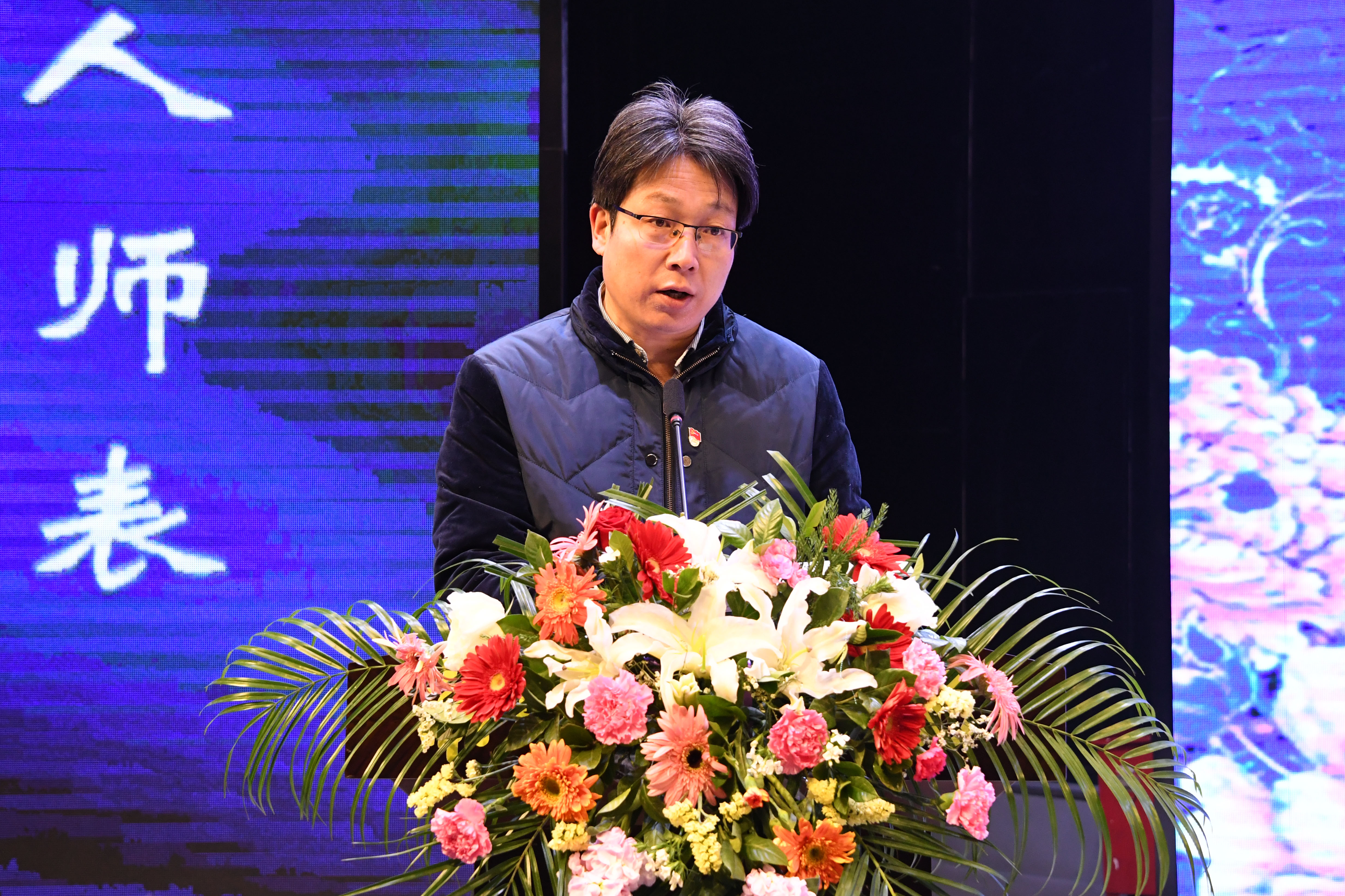 4副校长阚云超主持报告会.JPG