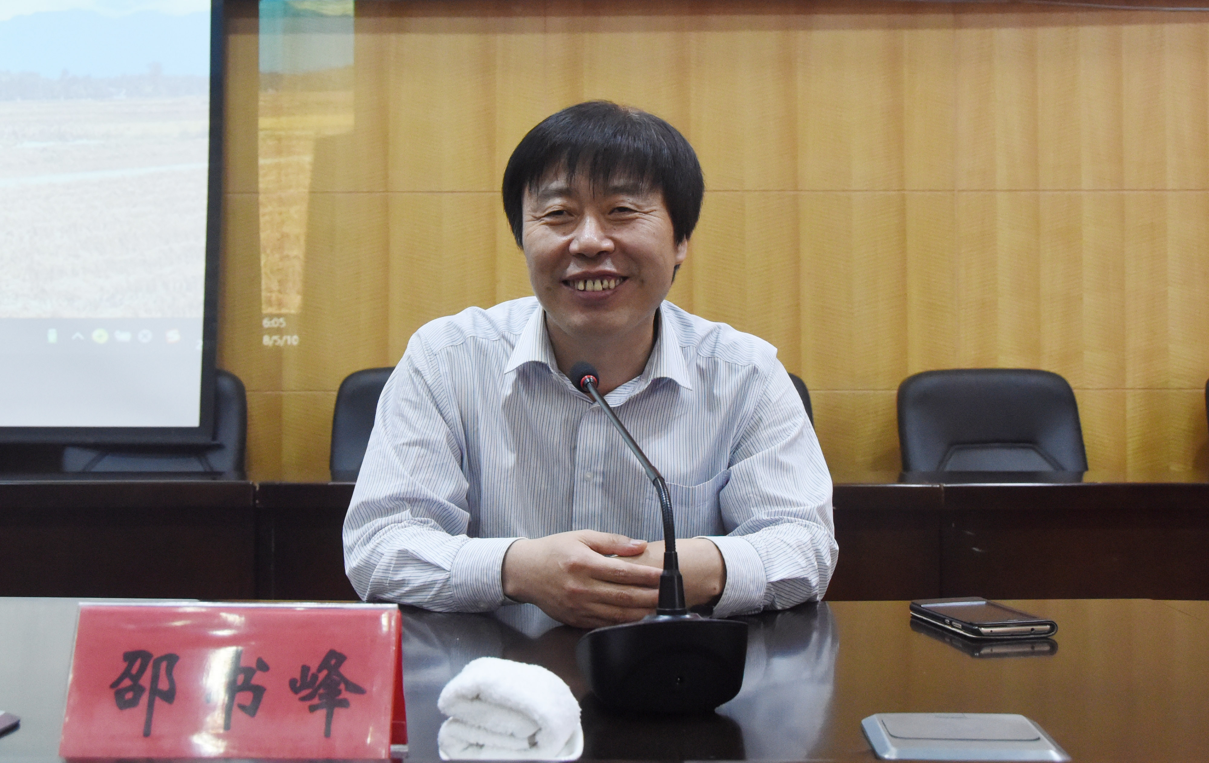 3党委副书记邵书峰主持报告.jpg