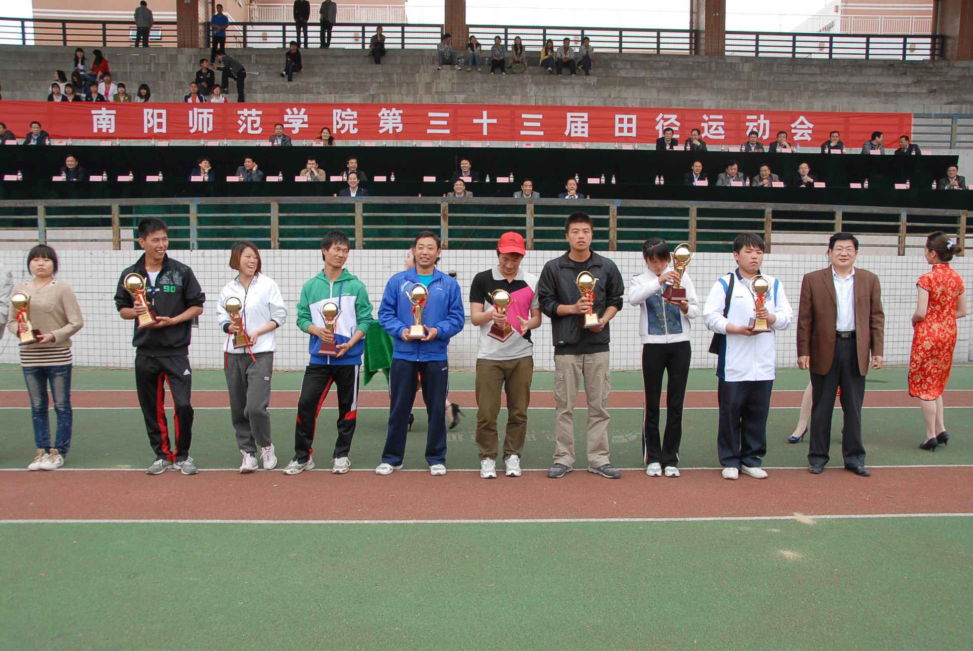 3卢志文副校长为团体比赛优胜单位颁奖.JPG