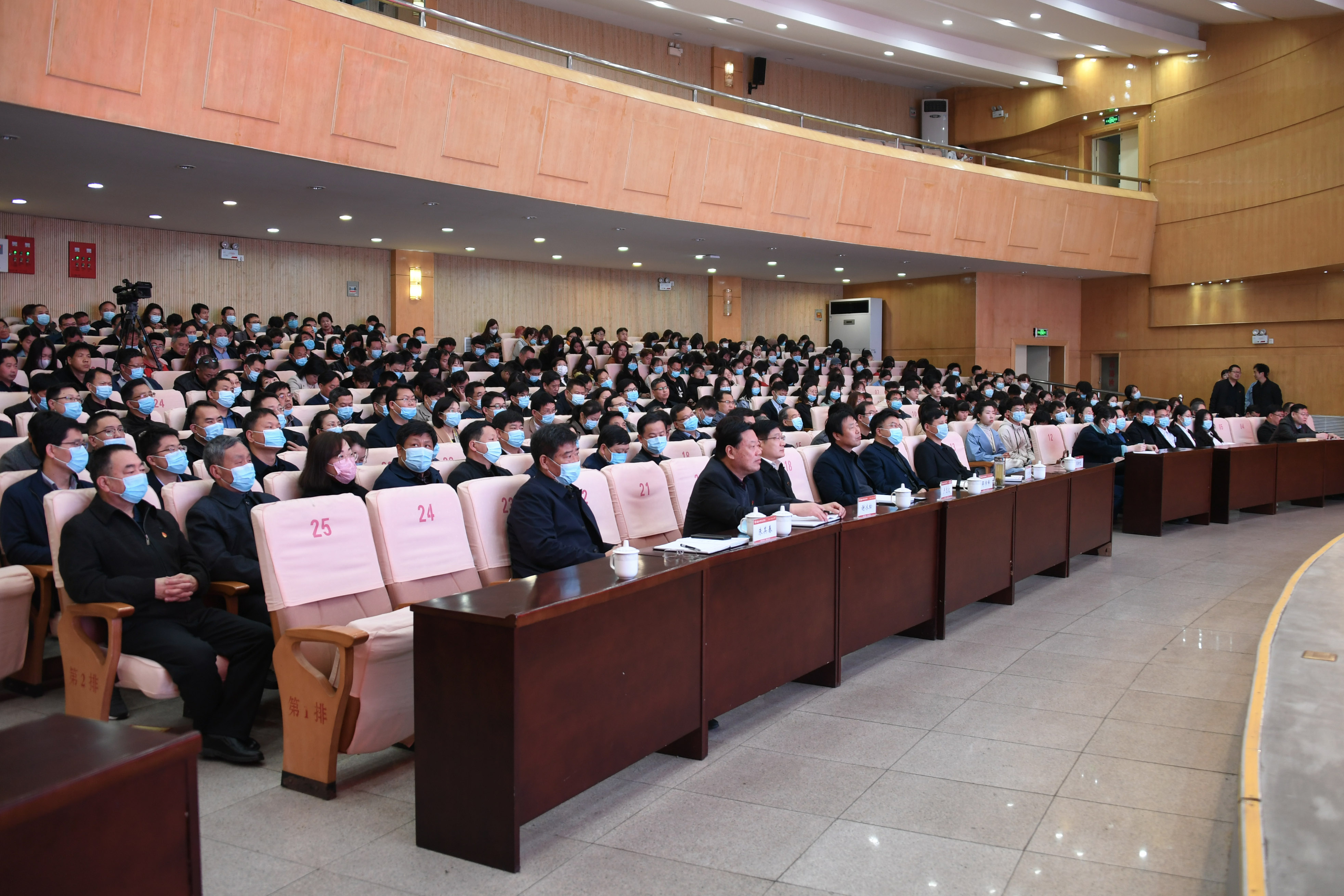 4报告会现场.jpg