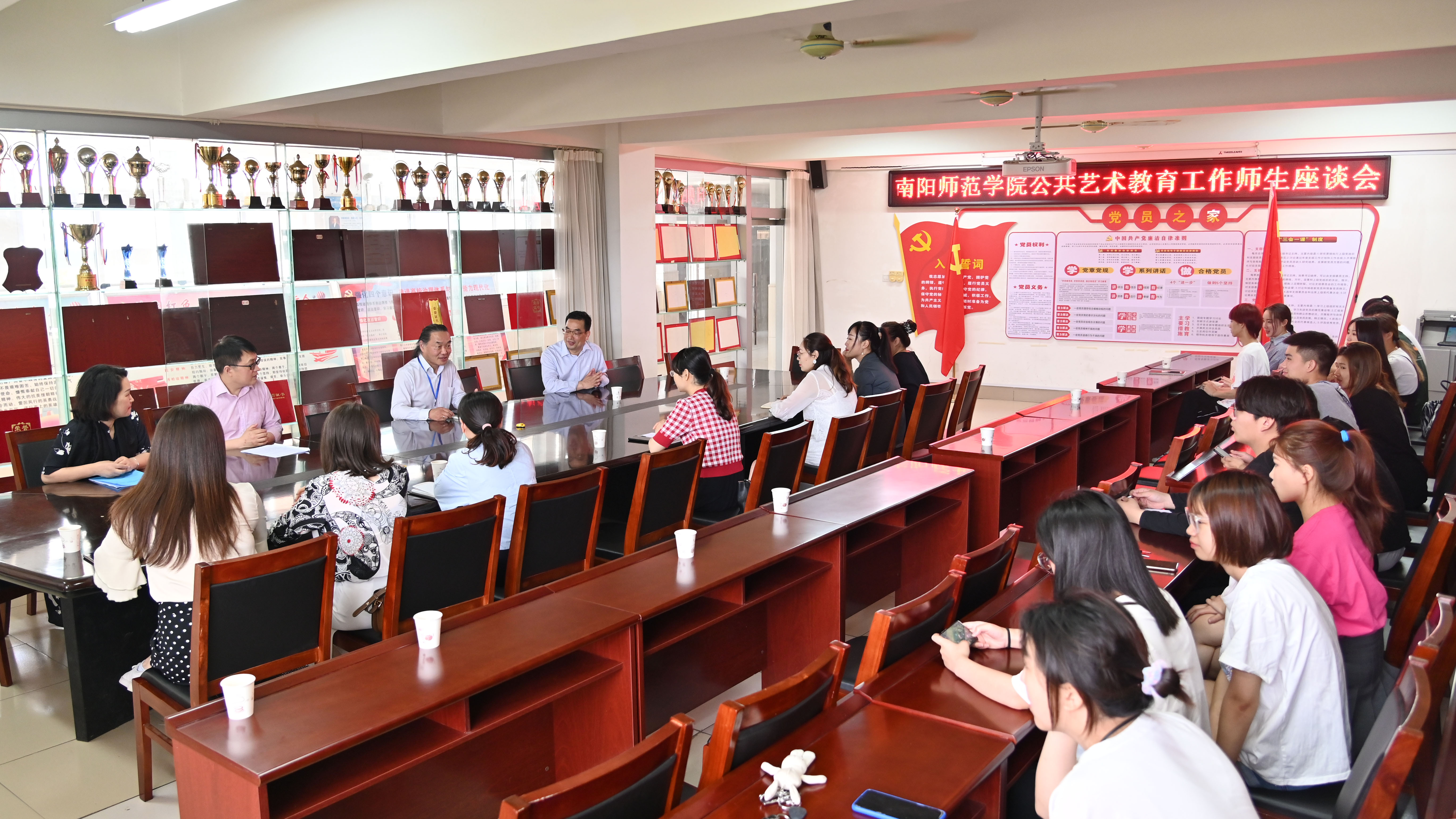 4.召开师生座谈会.jpg