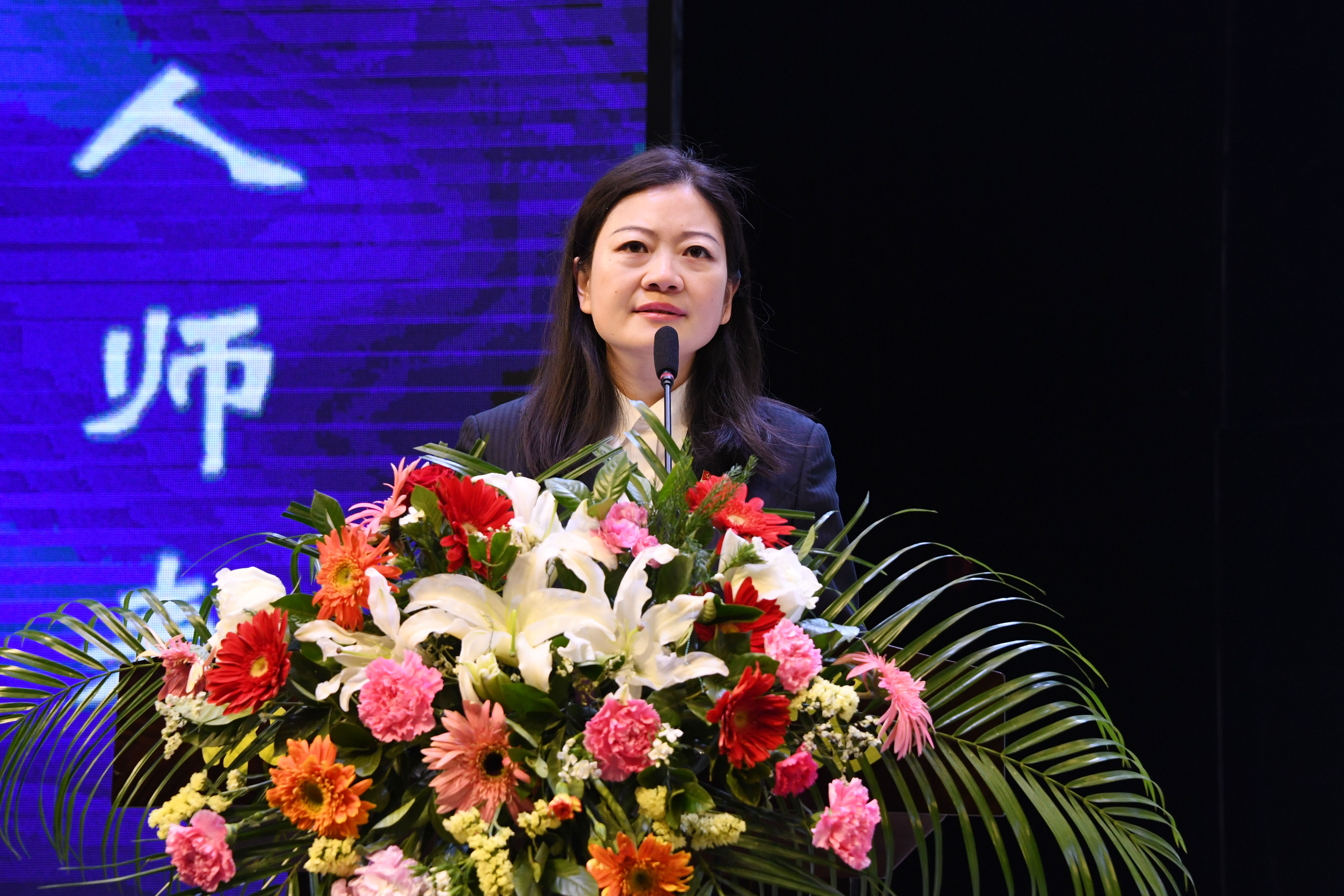 8信阳市浉河区委宣传部新闻中心记者刘亚迪作《大别山上映山红》报告.JPG
