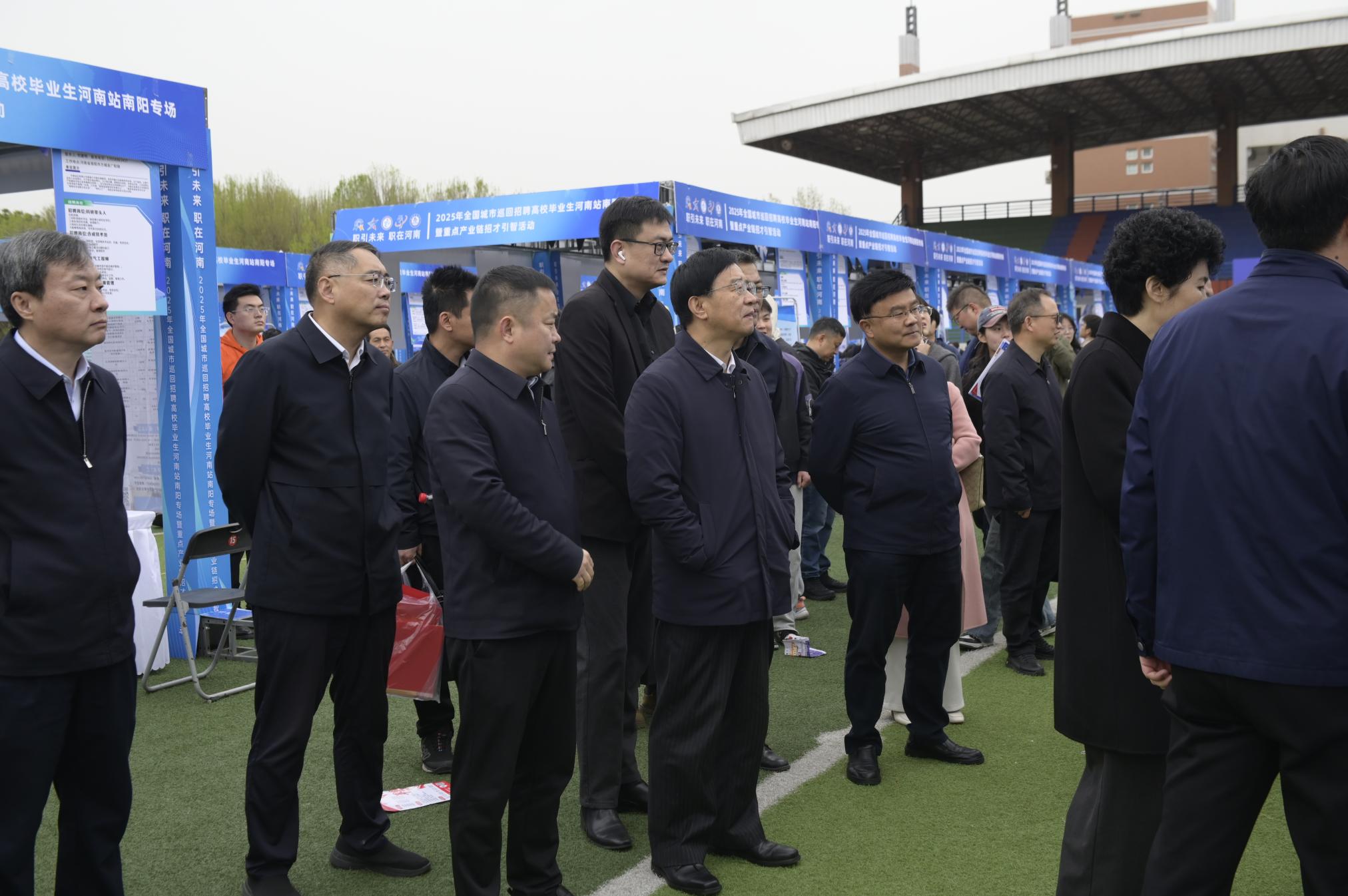 4双选会现场.JPG