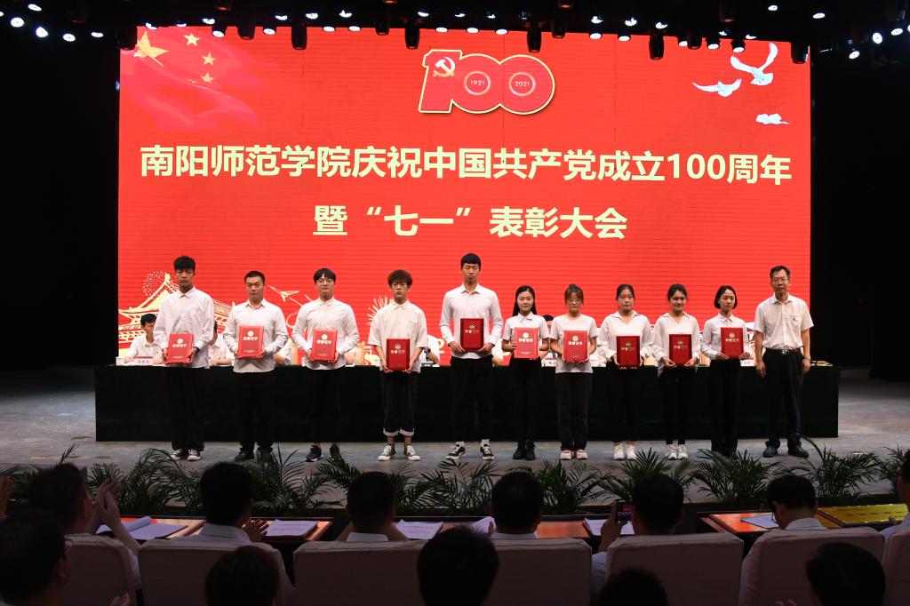 10.颁发入党积极分子代表证书.jpg