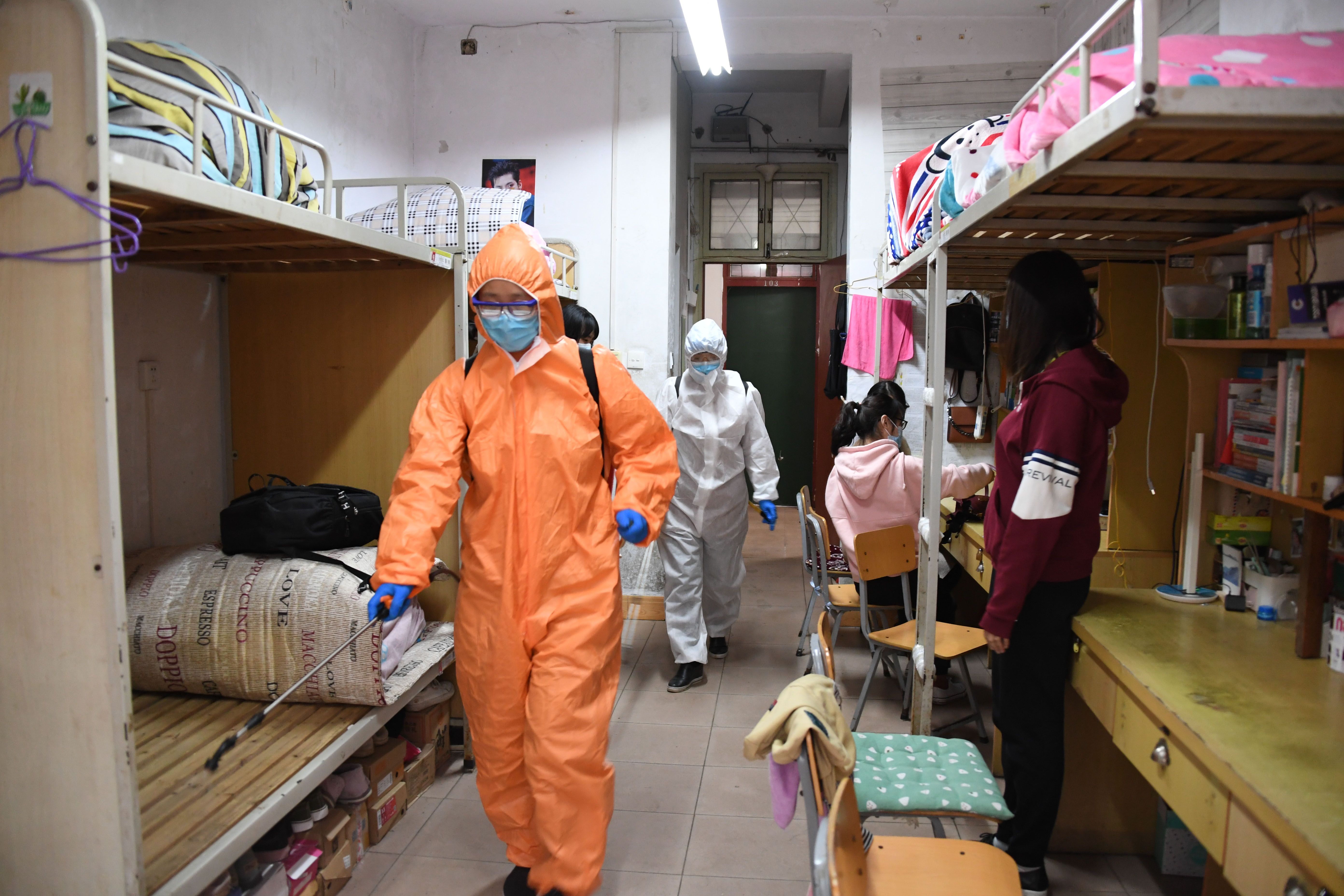 5发热学生被带离宿舍区后，校医院进行终末消毒.JPG