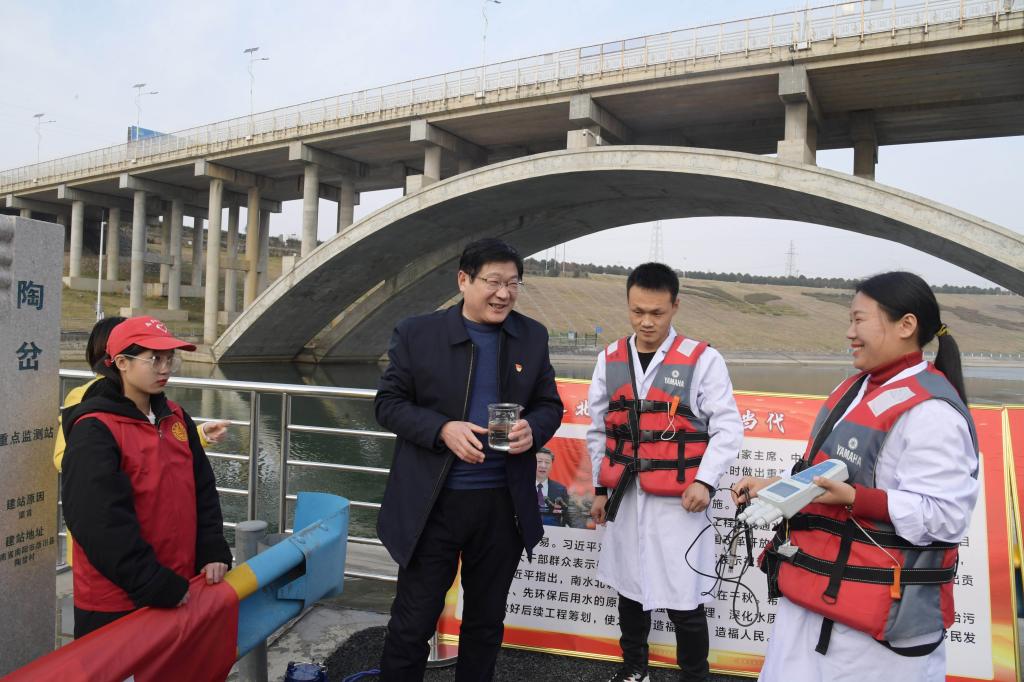 2南阳师范学院党委书记卢志文在南水北调渠首水质监测站点与监测人员交流.jpg