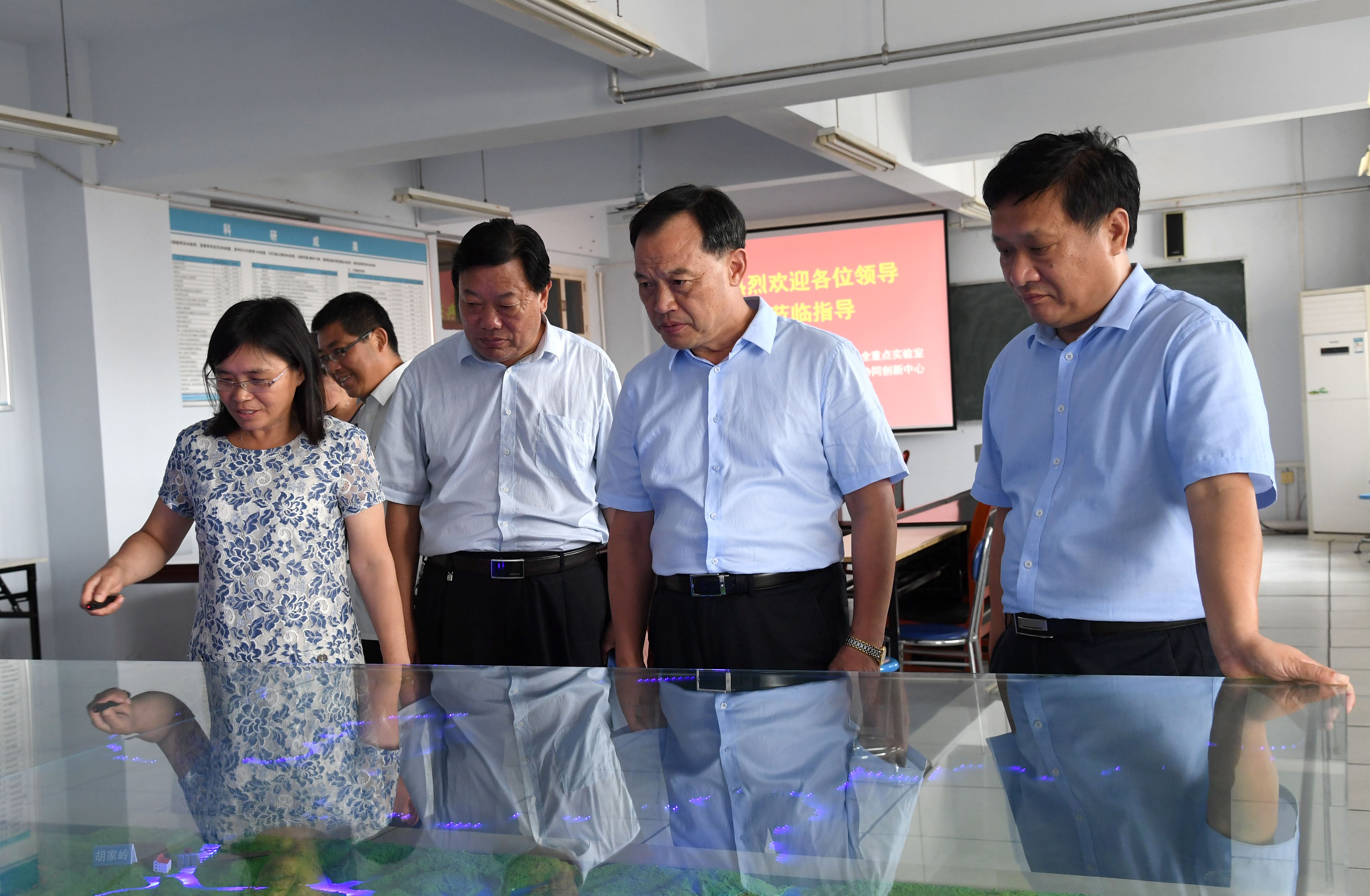 7调研组在河南省南水北调中线水源区生态安全重点实验室调研.JPG