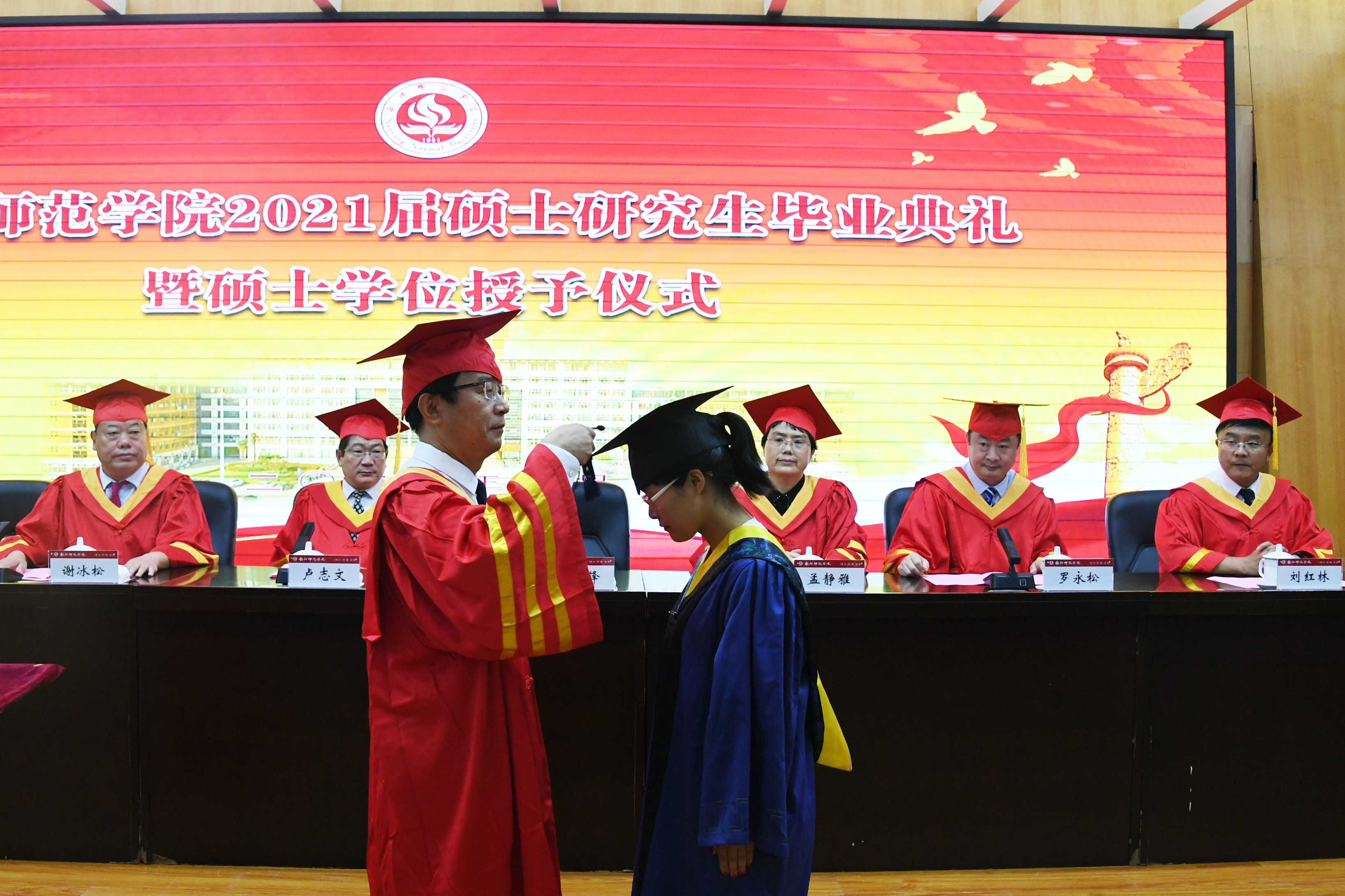 3.校学位评定委员会主席、校长张宝锋为学位获得者正冠拨苏.jpg