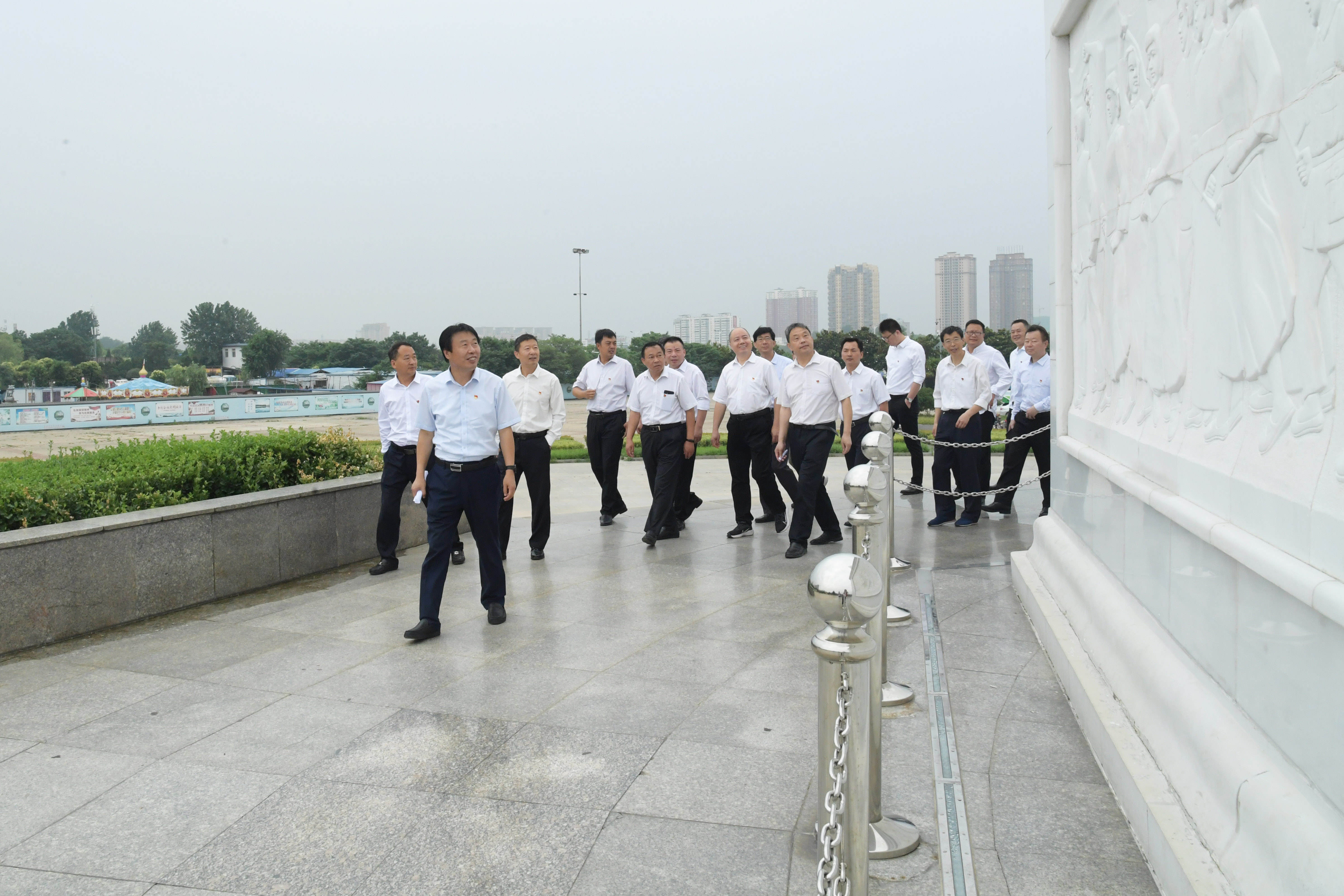 2.瞻仰南阳解放纪念碑.jpg