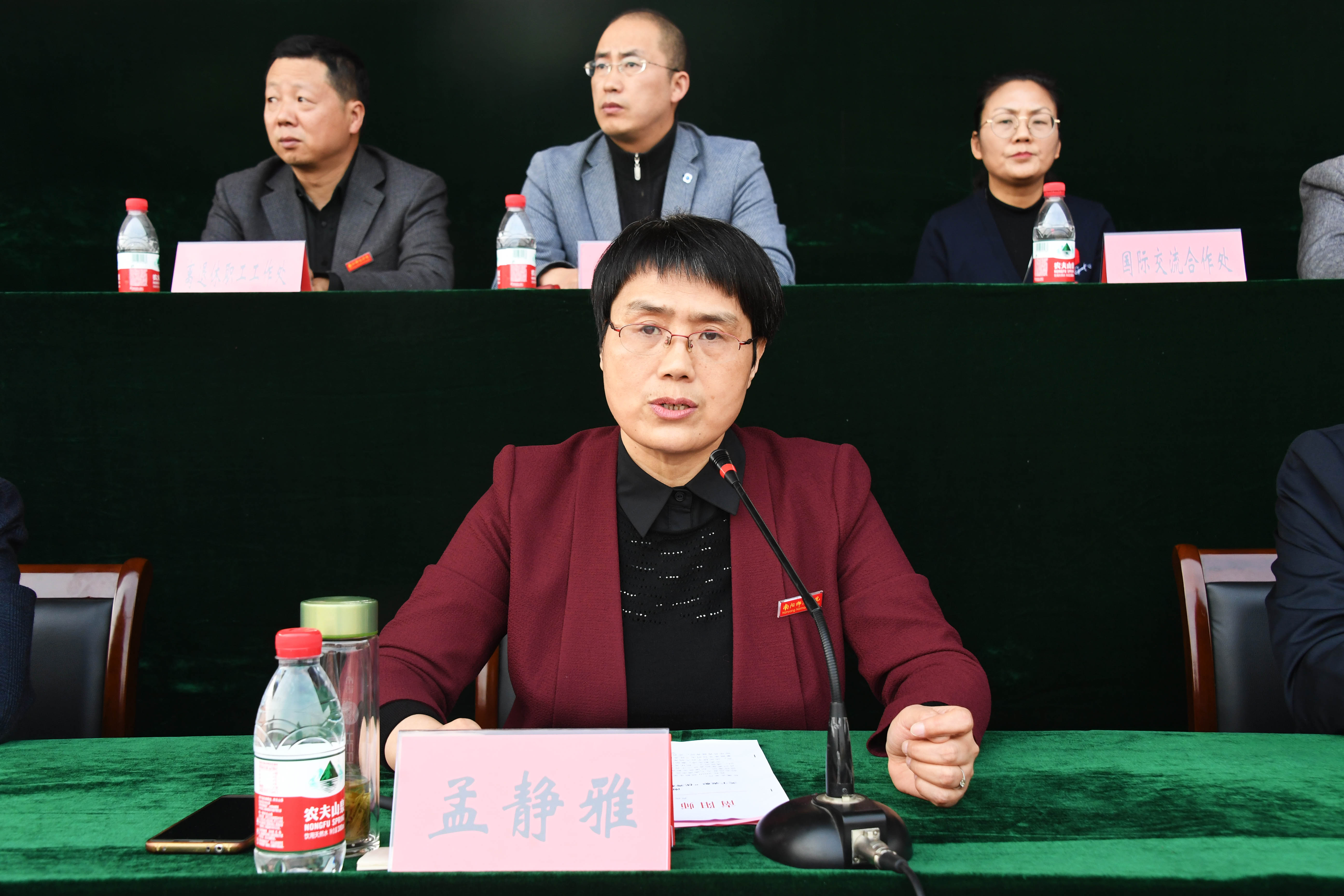 12军训团团长、副校长孟静雅同志宣读《南阳师范学院关于表彰“优秀教官”和“优秀指导员”的决定》以及2020级新生军训综合评比先进集体名单.jpg