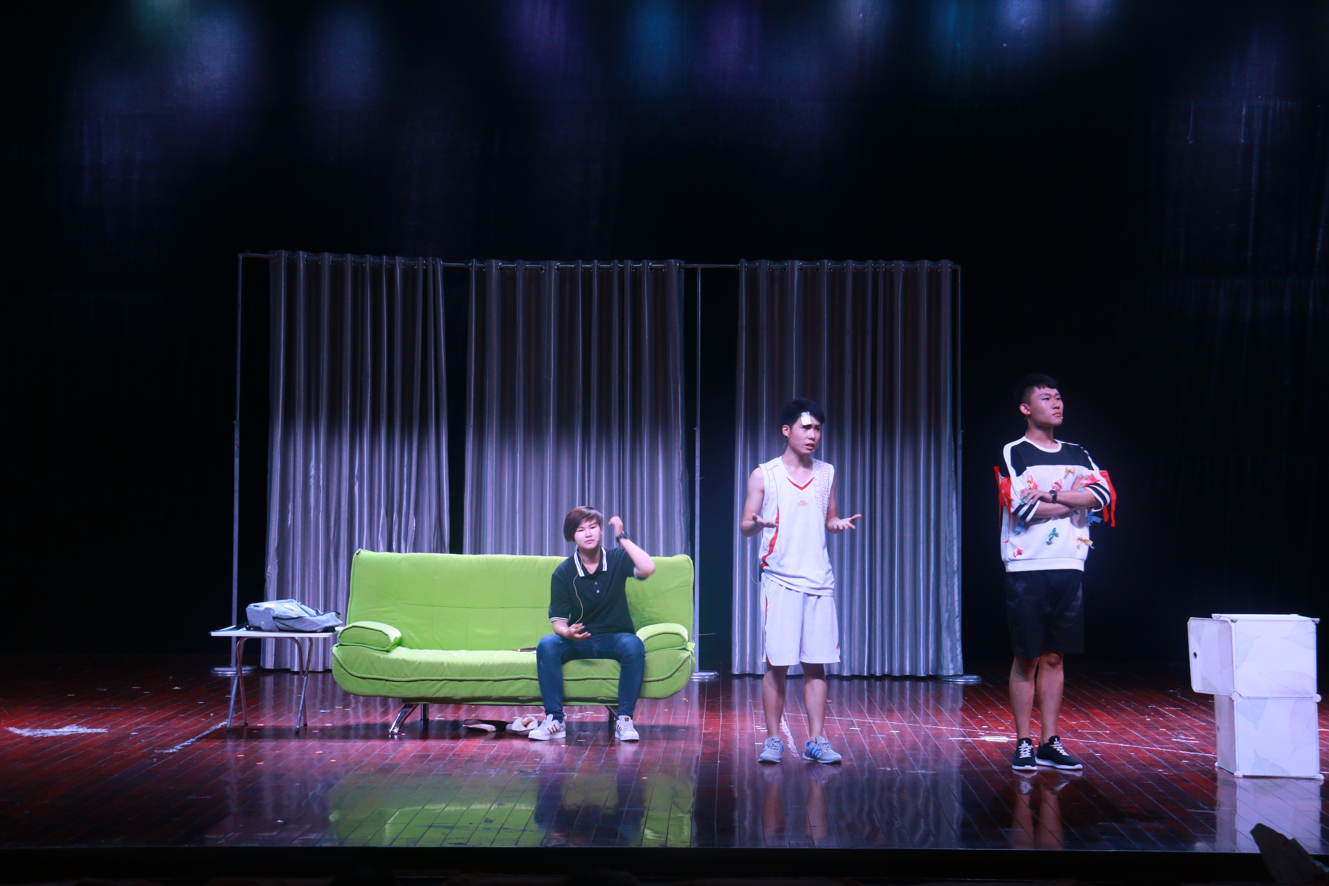 我校702话剧团小剧场话剧汇报演出圆满成功