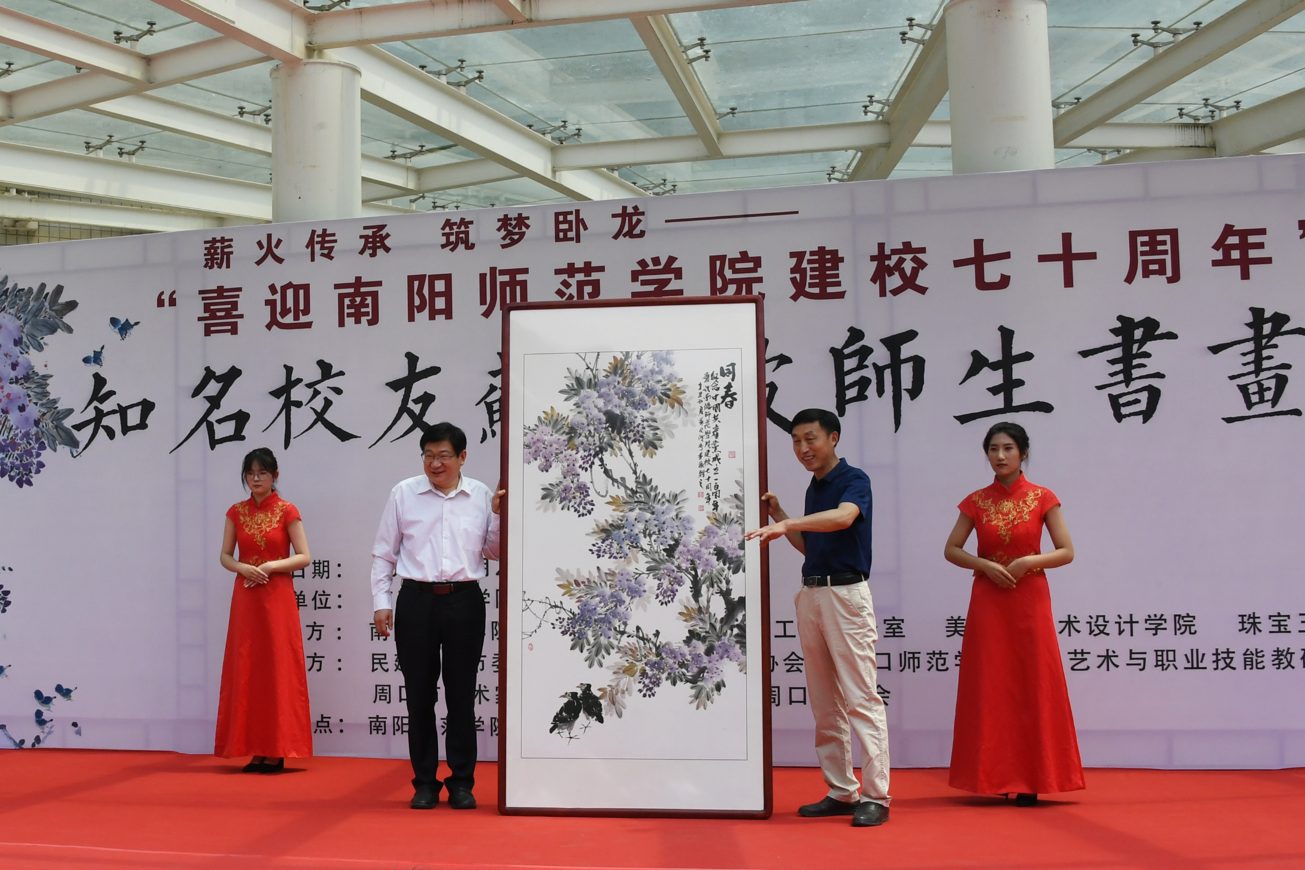 2.校党委书记卢志文代表学校接受知名校友苏允波赠画.jpg