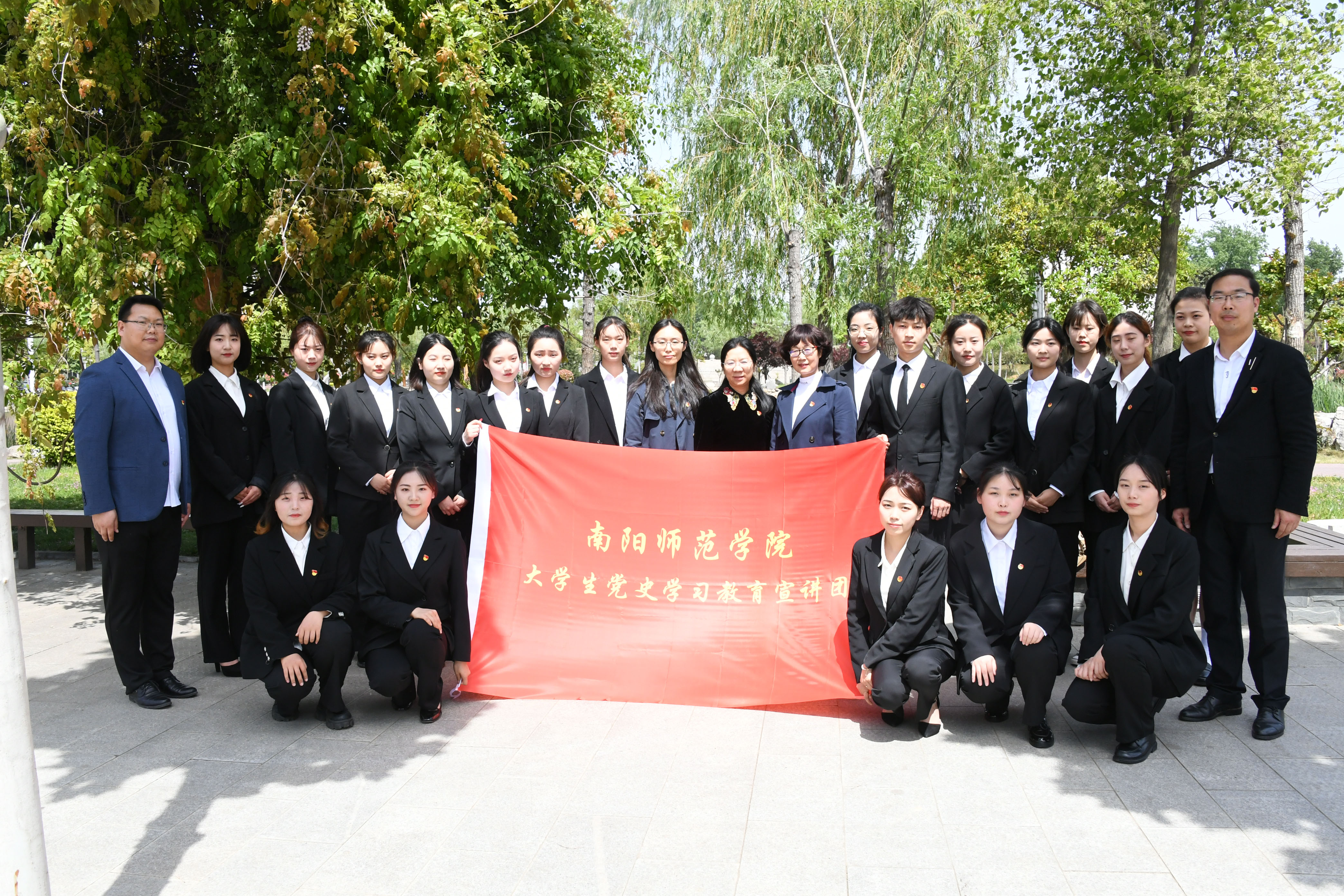 6刘吕红教授与我校党史学习教育大学生宣讲团成员合影.JPG