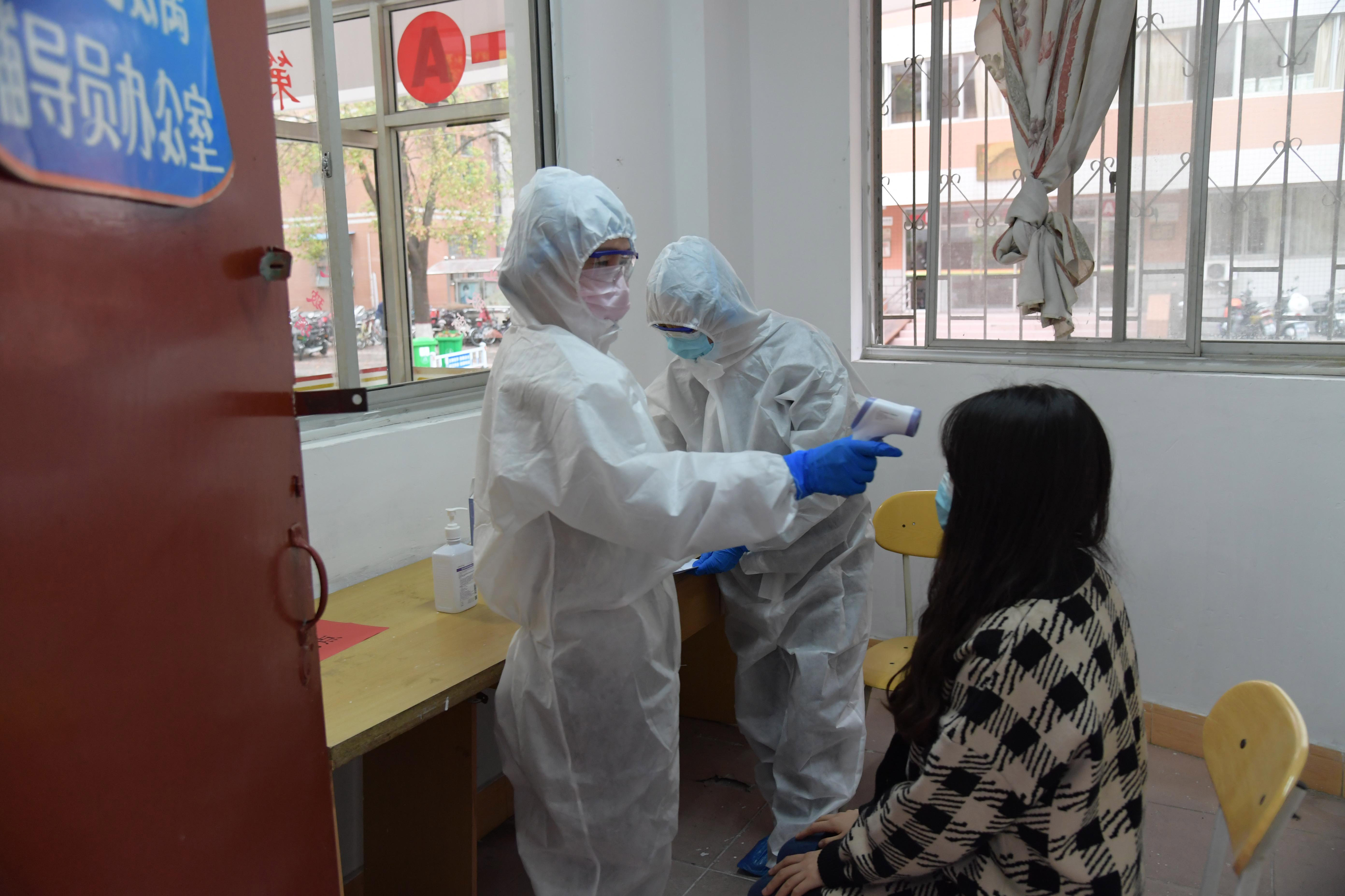 6校医对体温异常学生复测.JPG