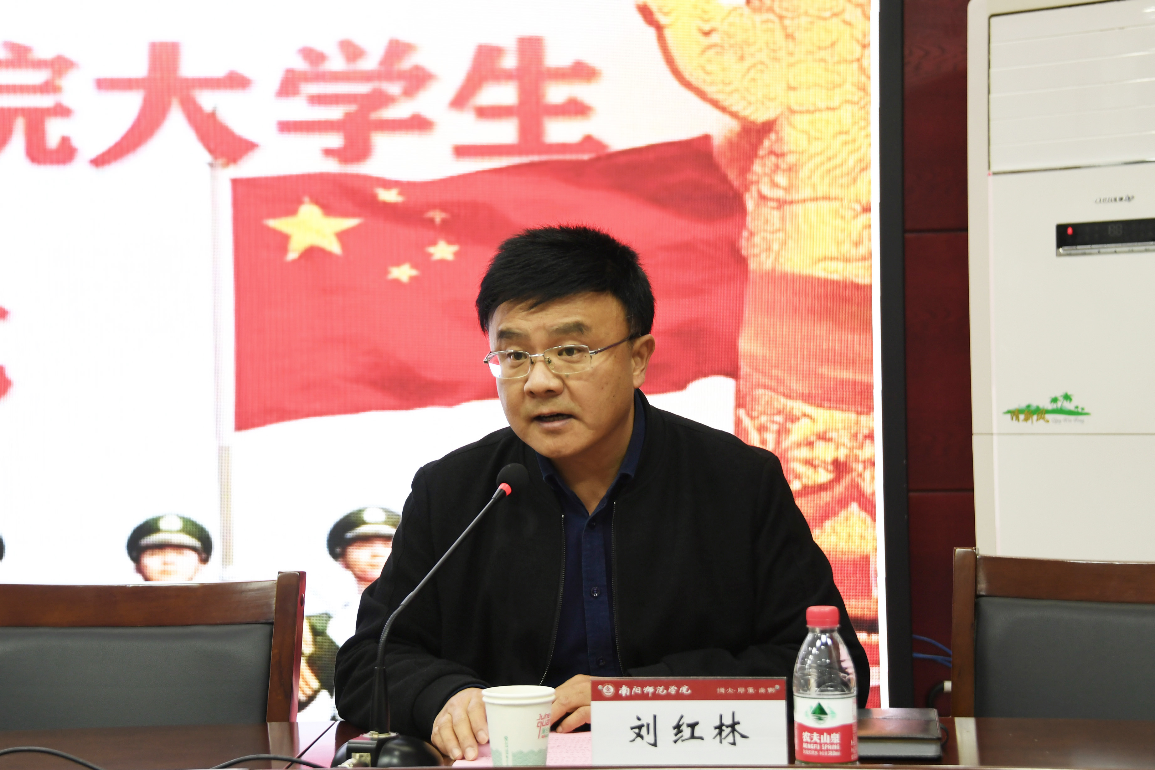 6副校长刘红林主持入伍欢送仪式.jpg