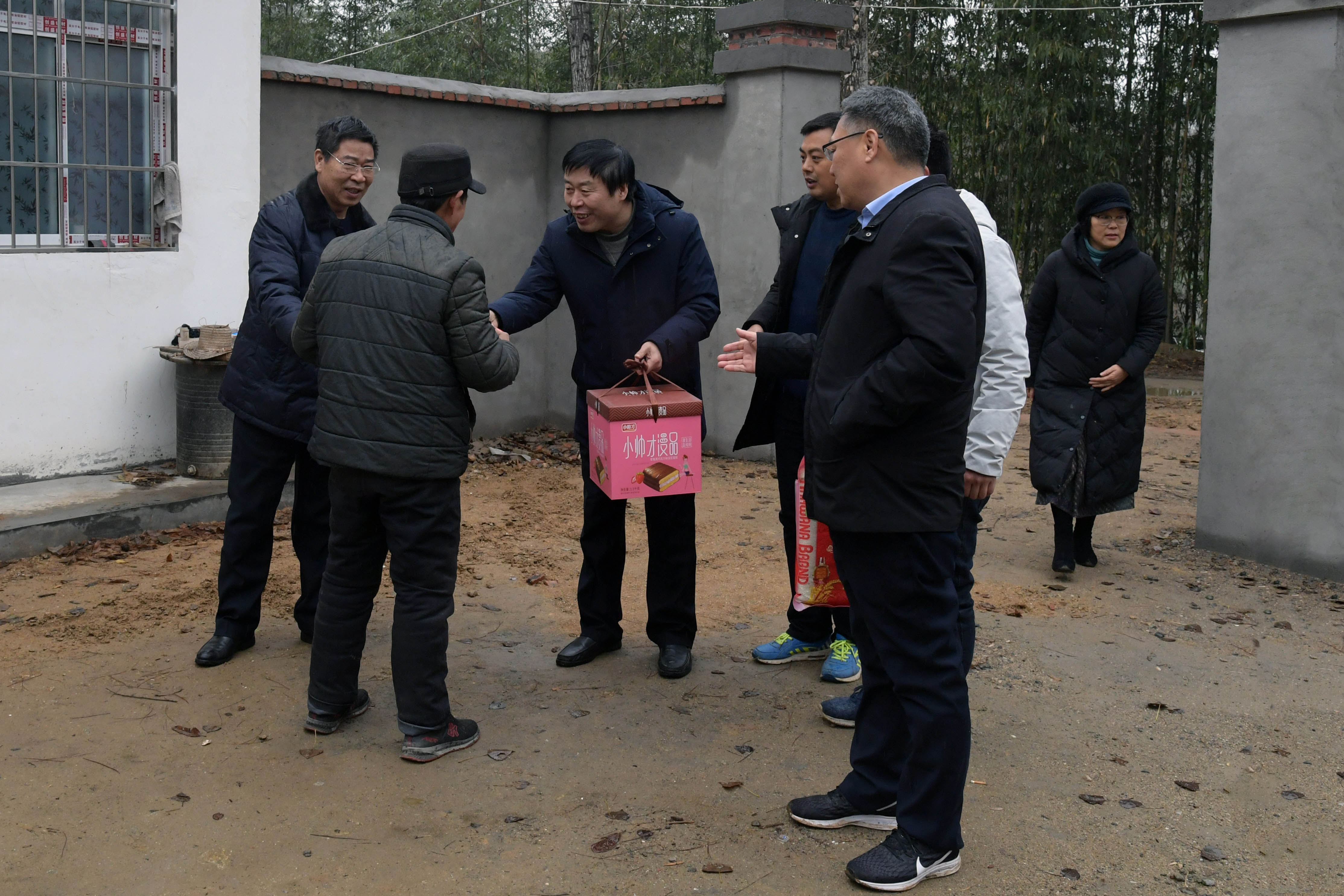 慰问贫困户.JPG